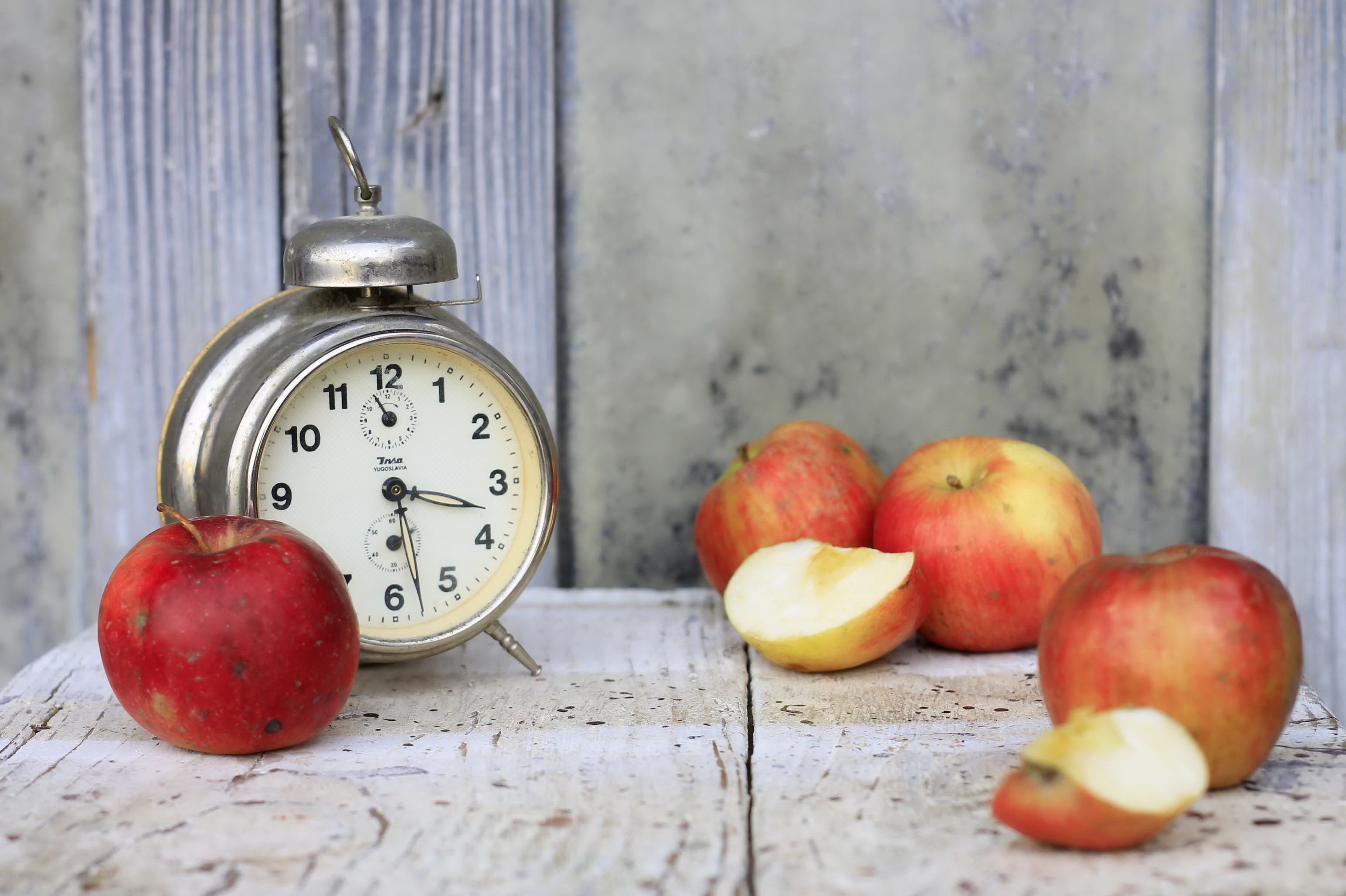 Часы-будильник яблоко