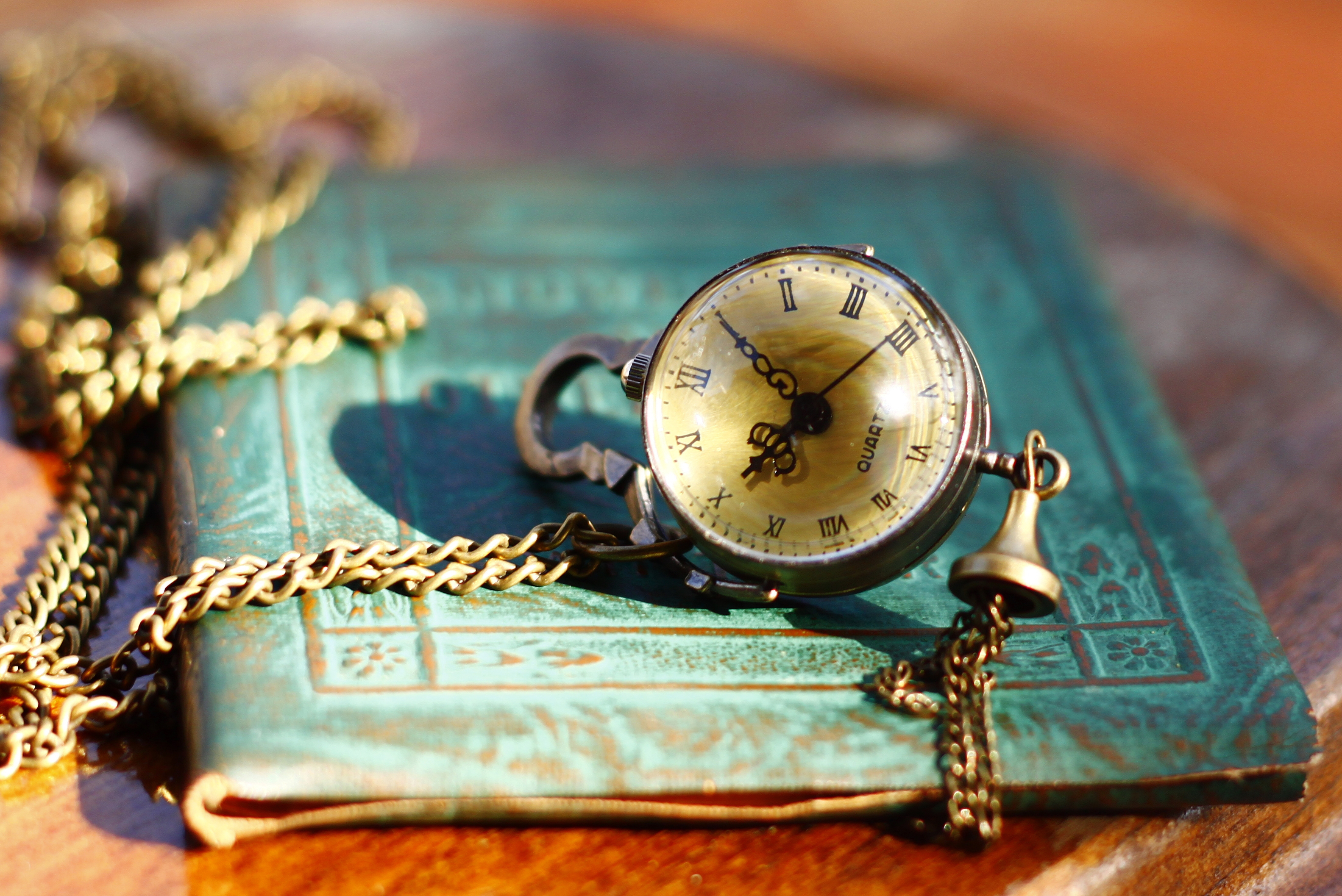 Часы лежат на столе. Красивые старинные часы. Старинные часы на столе. Винтажные часы. Старинные Винтажные часы.