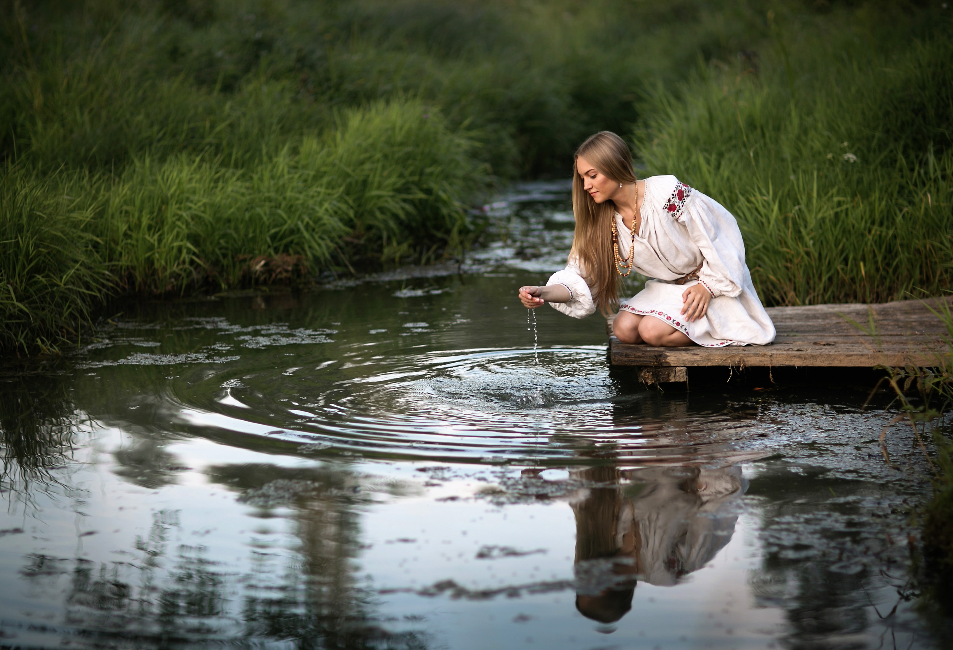 Будут проводить время в воде. Фотосессия в воде. Девушка у пруда. Девушка в воде. Женщина у реки.