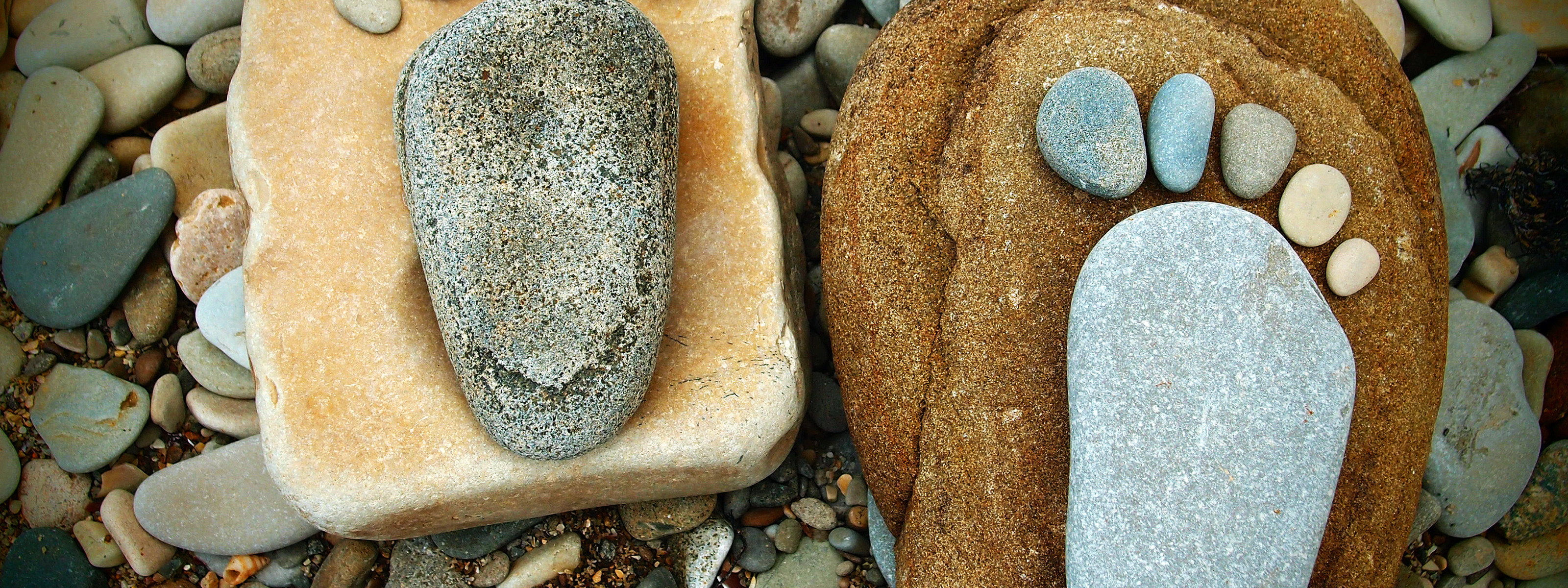 Со stone. Камни под ногами. Отпечатки на камнях. Камень со следами ракушек. Нога на Камне.
