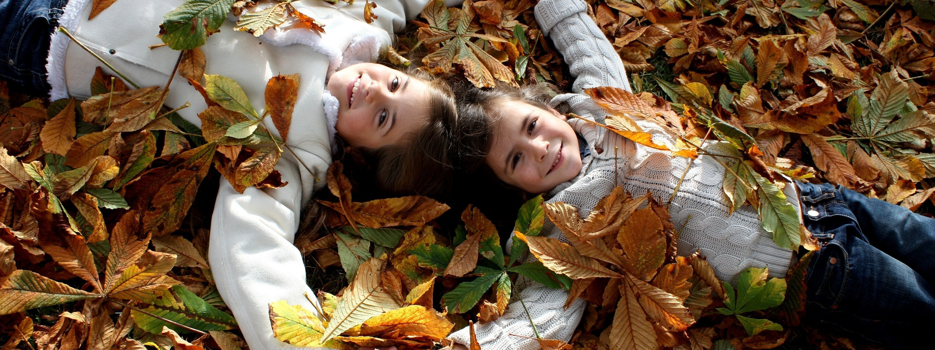 Осень 2013 год. Октябрь природа настроение дети. Погружение в осень. Картинка лежат в листьях дети. Дети и листья осенью без лица.