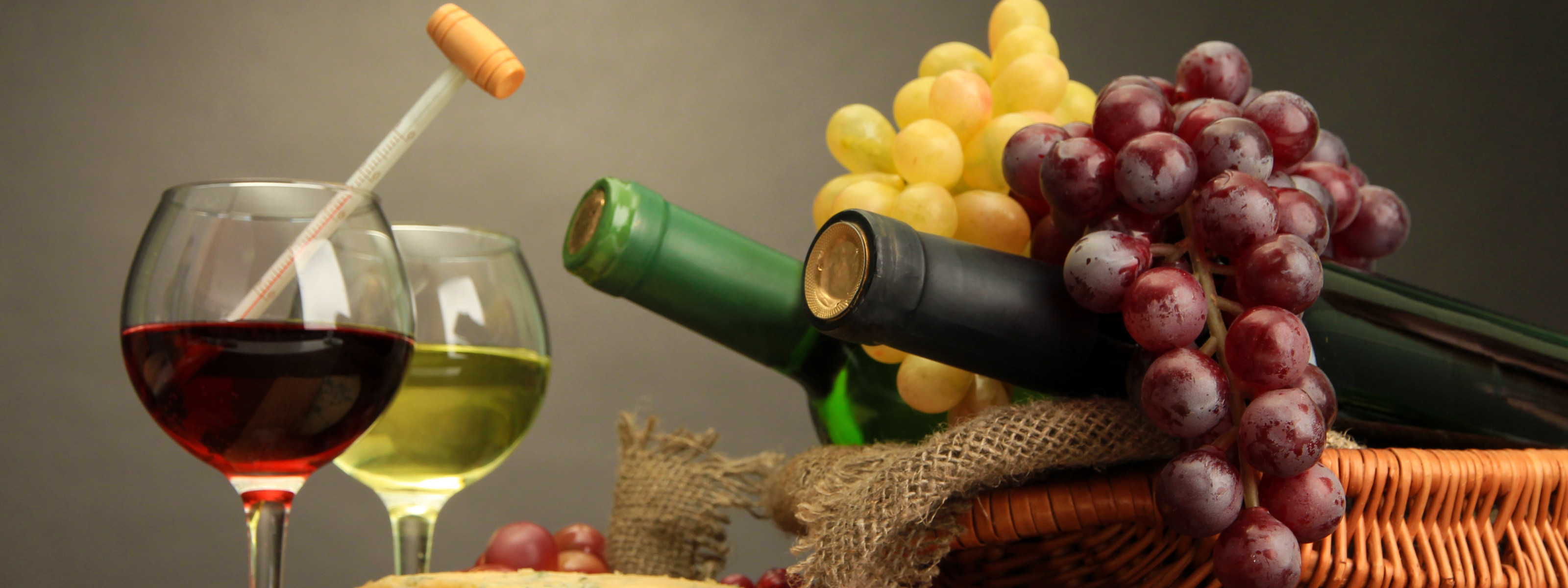 Вина Португалии. Портвейн.бутылка гроздь винограда. Импортное вино в бутылке в виде виноградной грозди. Виноградная гроздь вино в коробке.