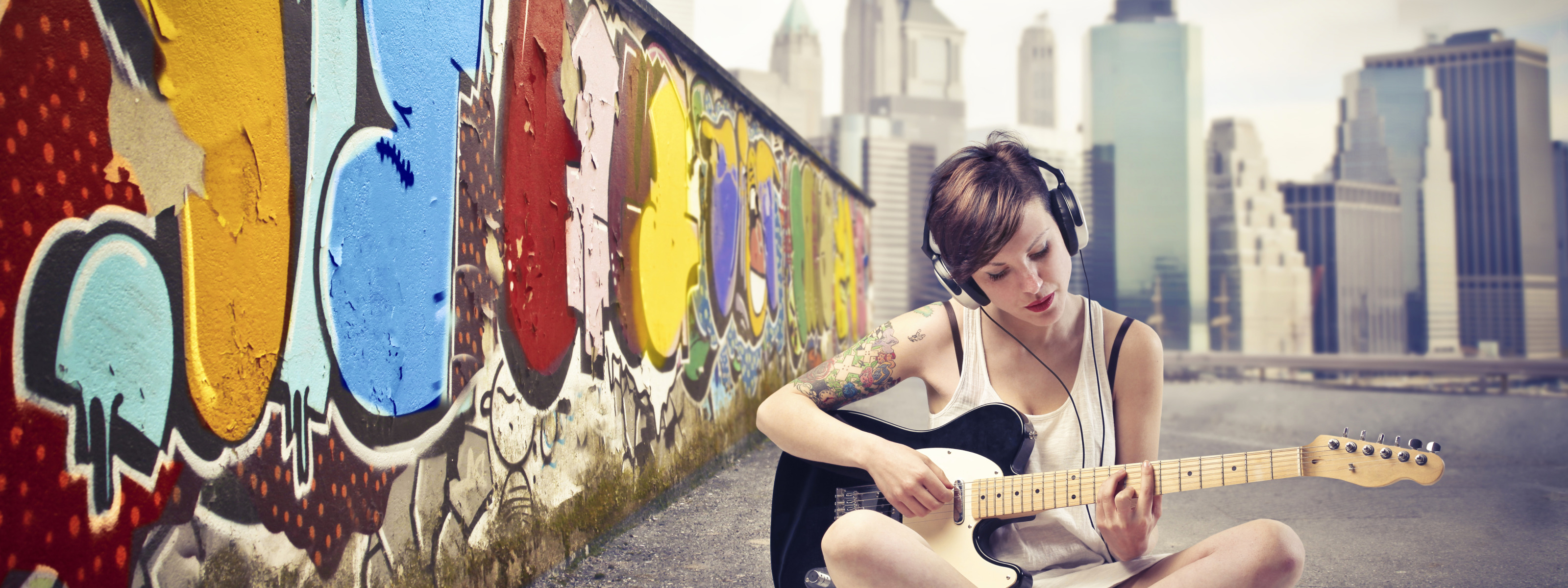 Девушка по городу mp3. Граффити девушка с гитарой. Девушка у стены в городе. Девушка с гитарой лето. Гитара "граффити".