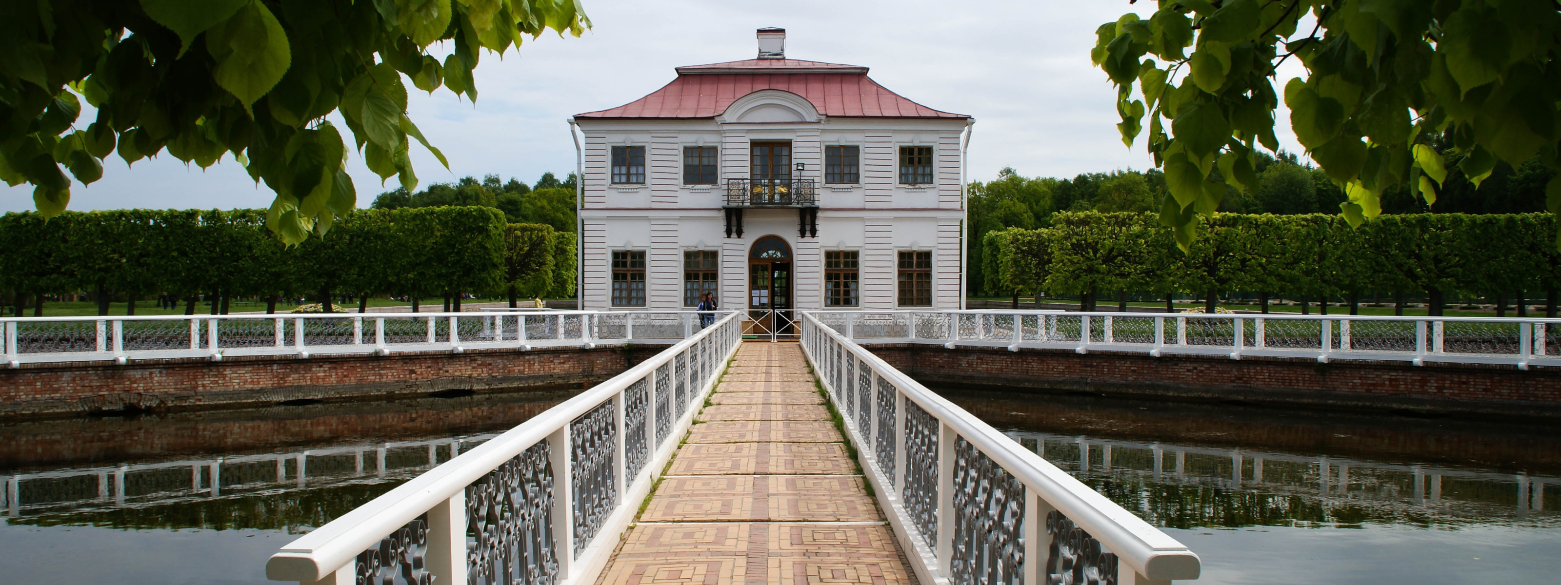 Ермолино петергоф. Голицынский пруд в Петергофе. Прудовая 12 Петергоф. Петергоф мосты. Дом Мельника Петергоф.