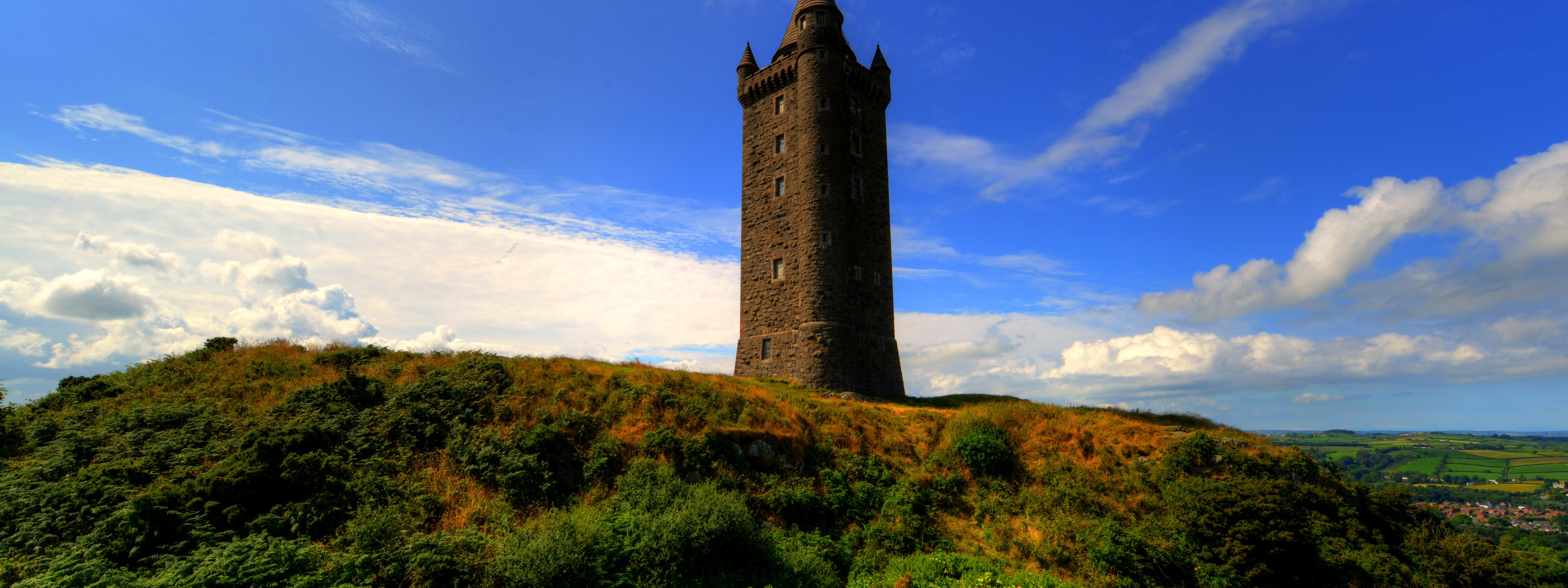Башня на холме. Башня скрабо, Ирландия. Толкишская башня. Башня в поле.