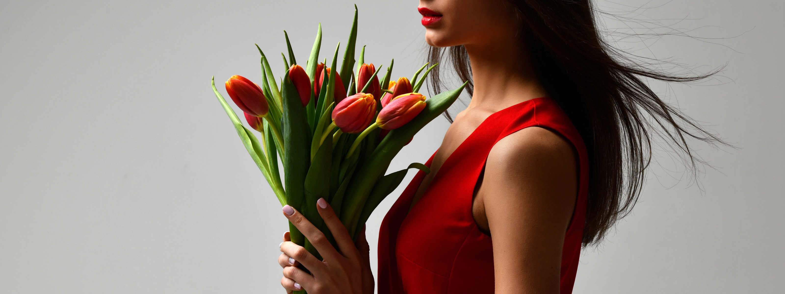 Красивое фото с тюльпанами девушки. Букет "женщине". Женщина с тюльпанами. Девушка с букетом тюльпанов. Фотосессия с тюльпанами.