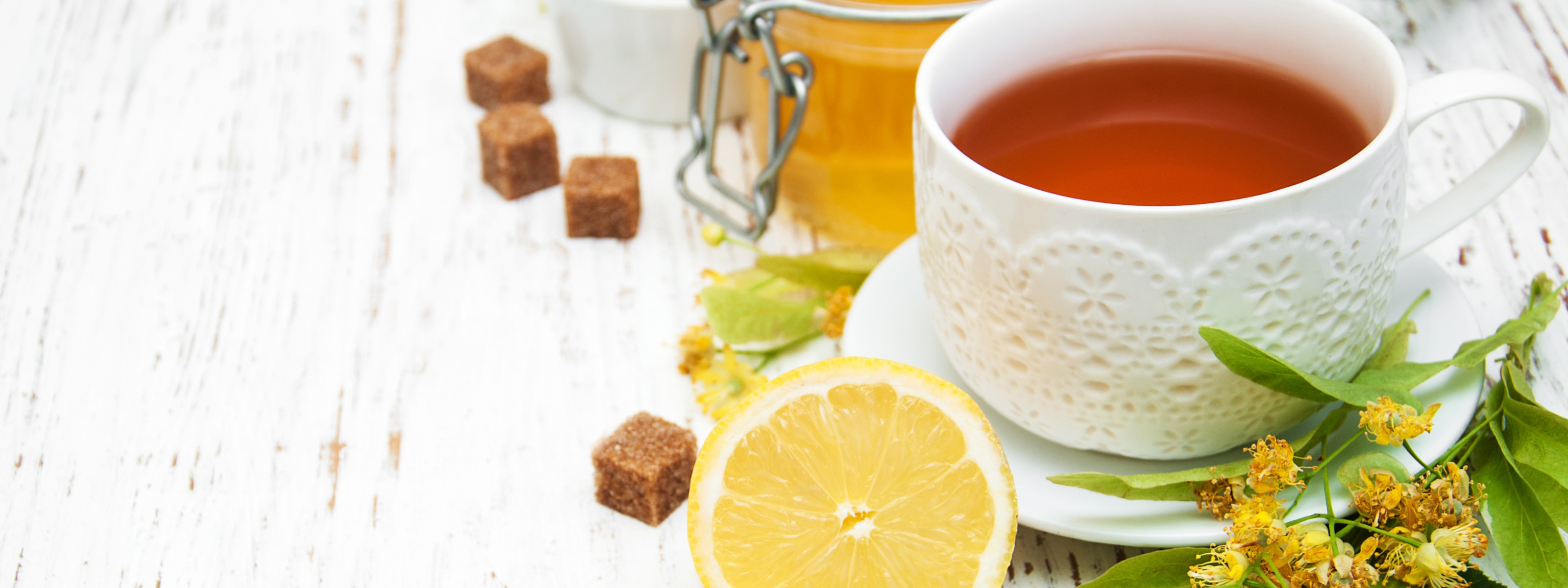Чай с лимоном каждый день. Чай с медом. Чай мед фон. Мед в чашке. Фотофон мед чай.