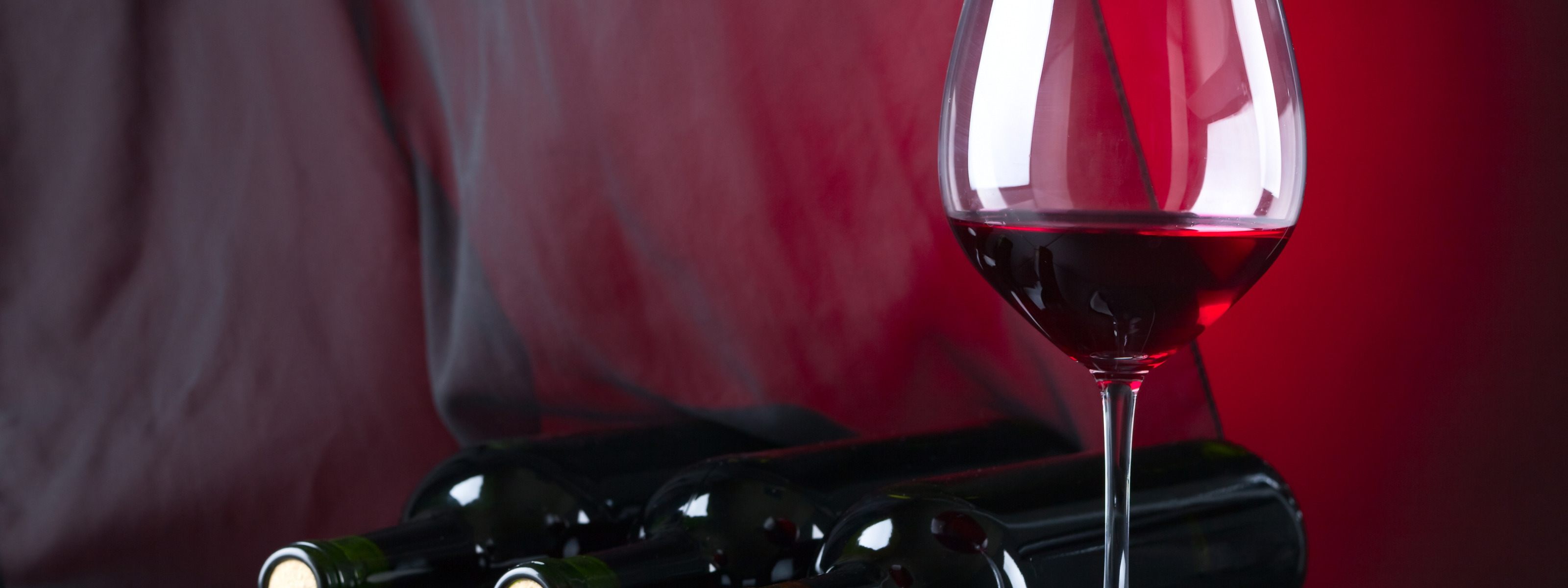 Живые обои вино. Красные бокалы. Кроваво красное вино стол. Вино с ручкой красное.