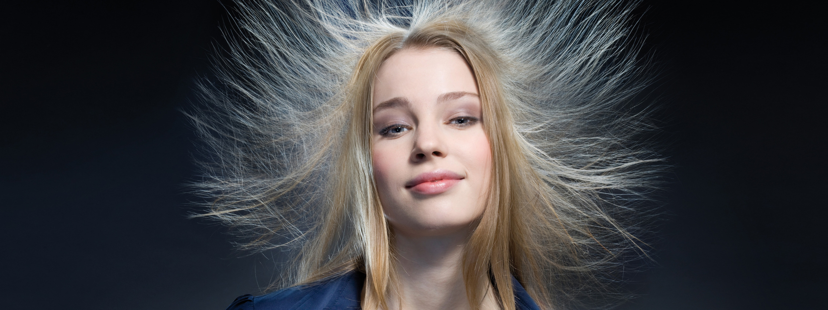 Сильно магнитятся волосы. Волосы электризуются. Электризация волос. Волосы магнитятся. Волосы наэлектризовались.