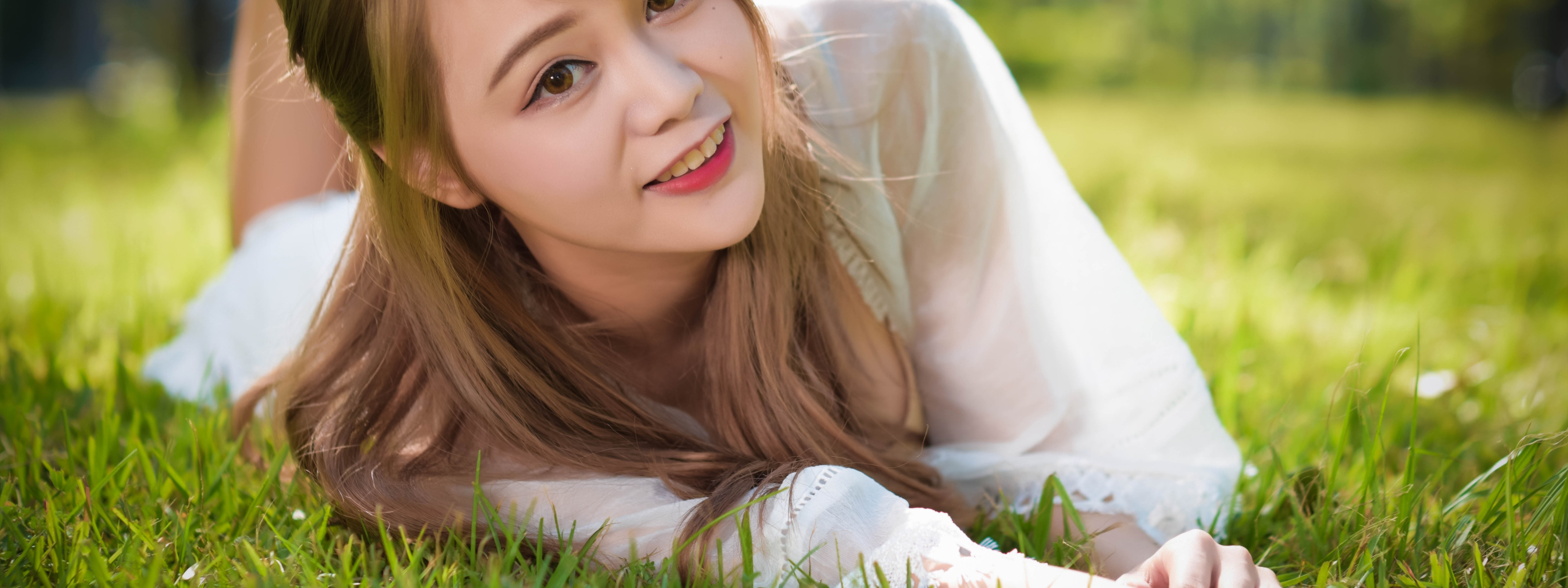 Девочка на траве улыбается. Нежная улыбка девочки подростка. На траве стильно. Девочка 10 лет в траве. Видео красивеньких