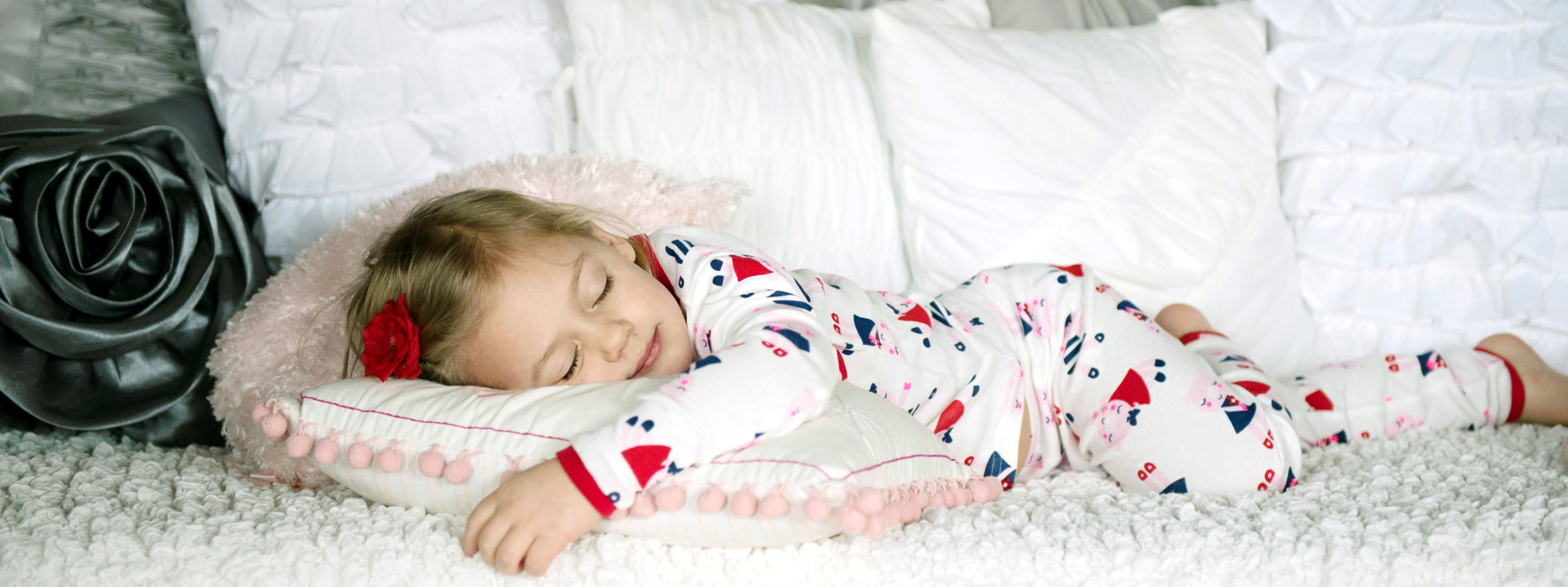 Пижаме ляжет. Детки спят в пижамах. Пижама спать. Дети спят в пижаме. Кровать для детей для девочек.