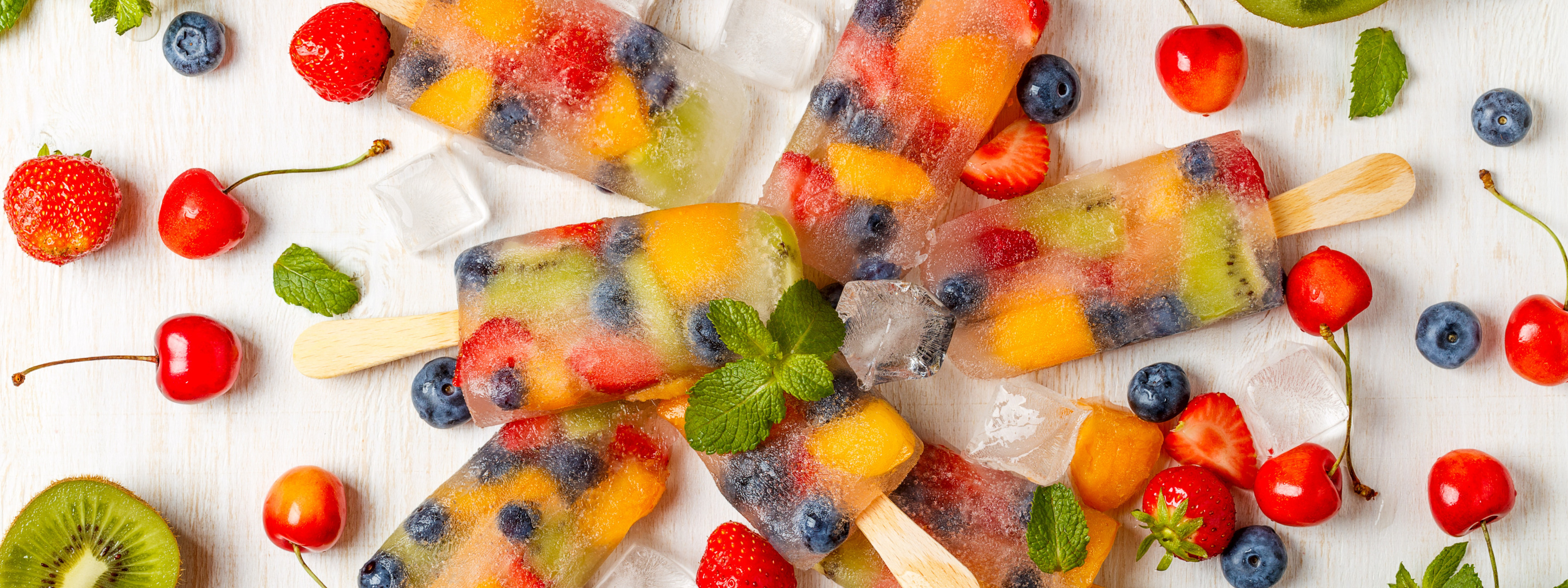 Фруктовое мороженое из фруктов. Мороженое с фруктами. Фруктовый лед. Фруктовый лед с ягодами. Фрукты во льду.