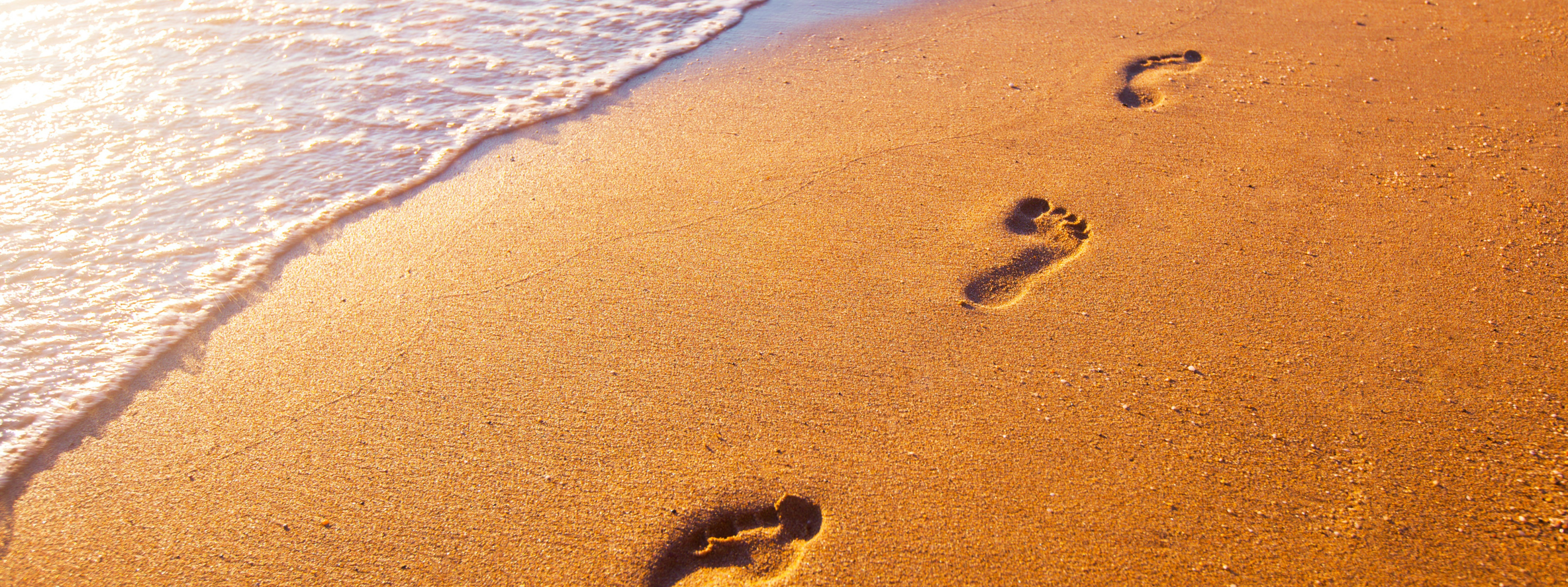 Следы на песке слушать. Следы на песке. Следы на пляже. Следы на песке у моря. Пляж море следы на песке.