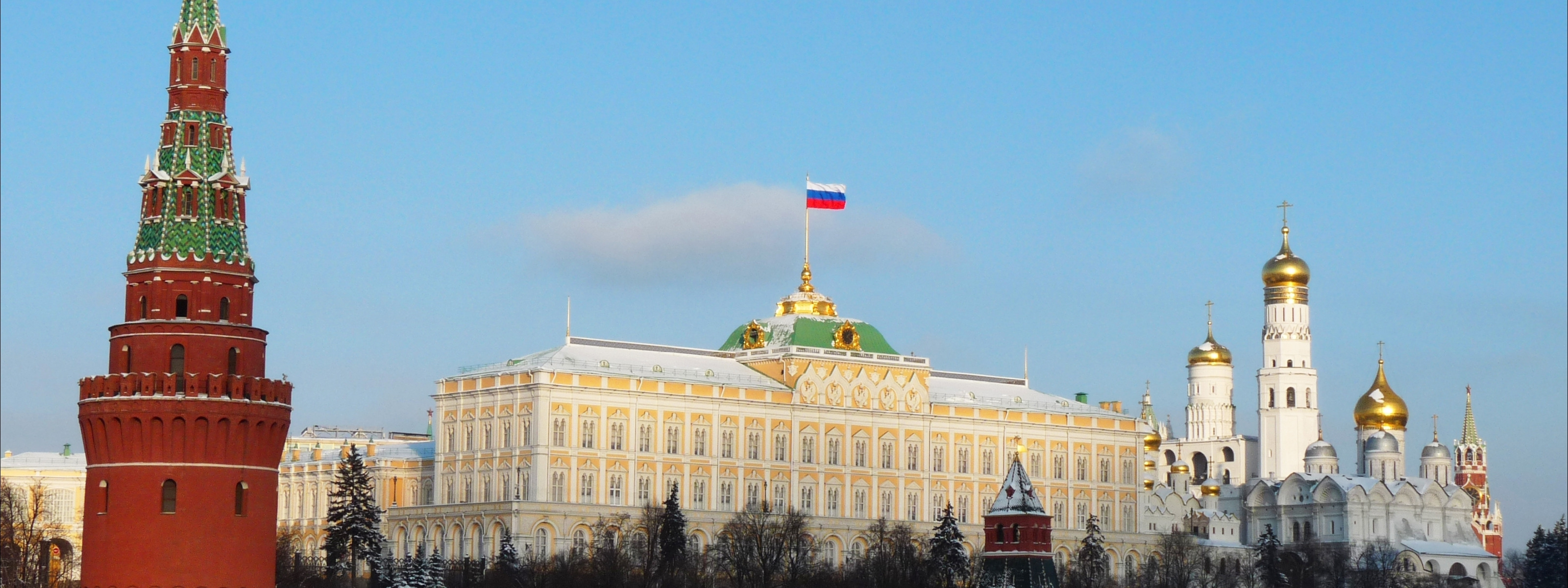 Москва кремль флаг. Резиденция президента России в Кремле флаг. Флаг России над Кремлем.