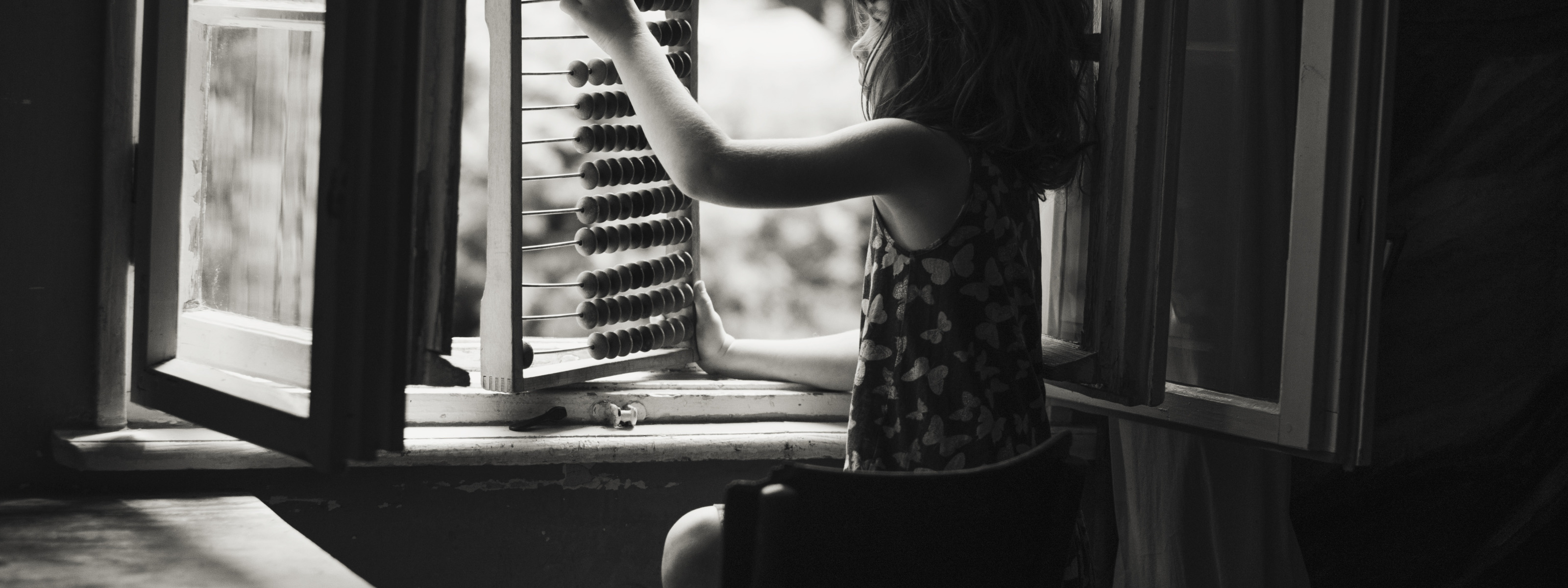 За окном девушка текст. Маленькая девочка у окна. Девочка чб. Девушка и пианино. Окно чб.