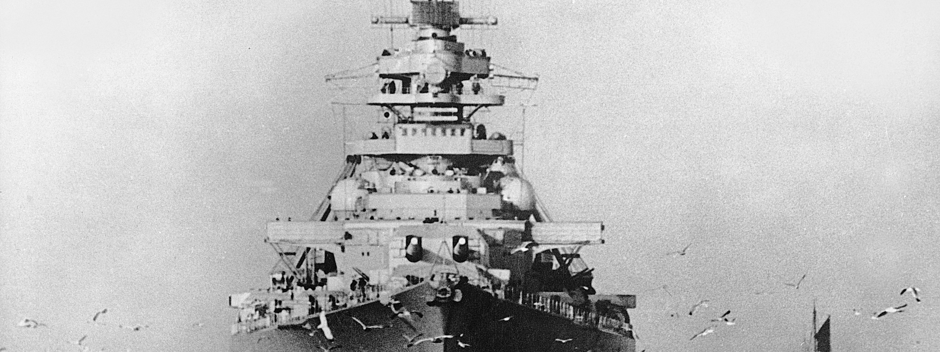 14 февраля спуск бисмарка. Бисмарк линкор 1939. Линкор бисмарк 1940. Бисмарк корабль 1939. Bismarck 1939 линкоры.