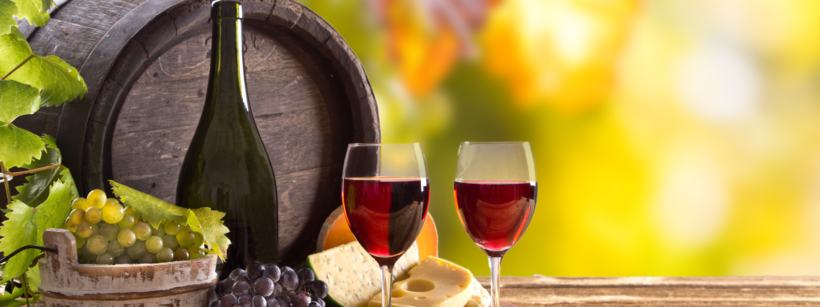 Виноградники вино. Вино сыр виноград. Вино виноград сыр бочка. Вино на столе виноградники. Вино и сыр меню