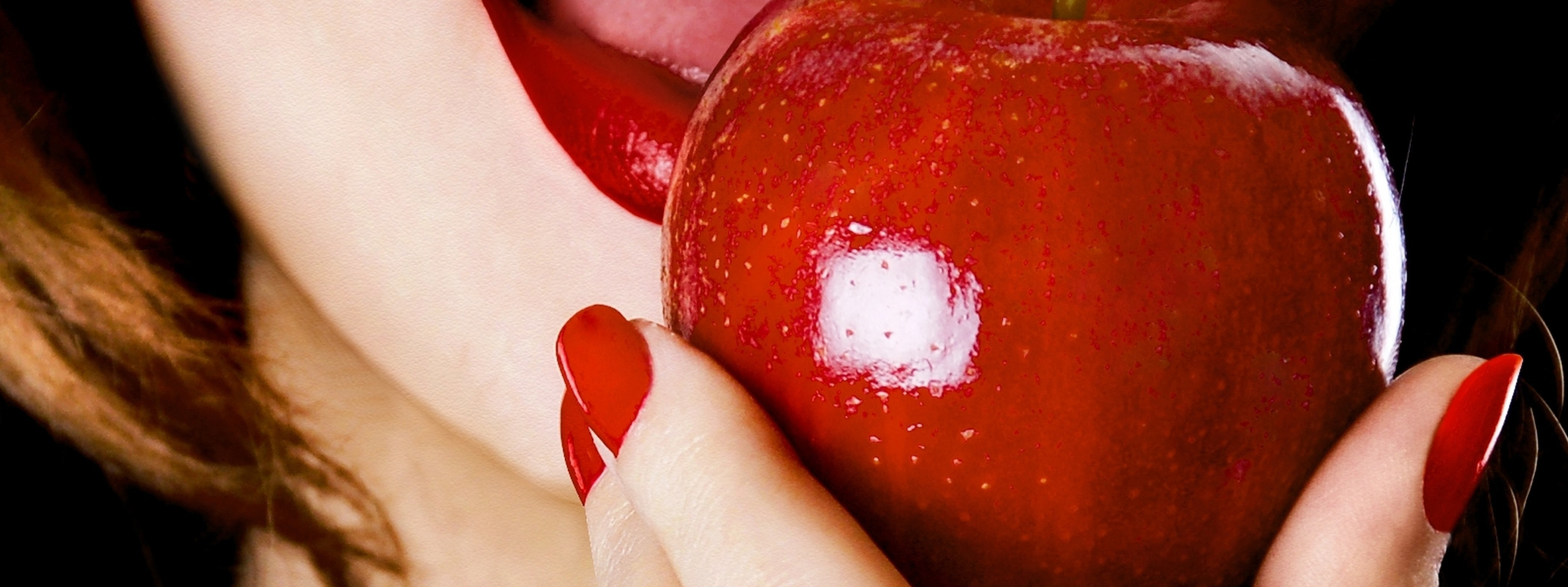 Сон есть красное яблоко. Губы и яблоко. Кусает яблоко. Красное яблоко и зубы. Красные губы с яблоком.