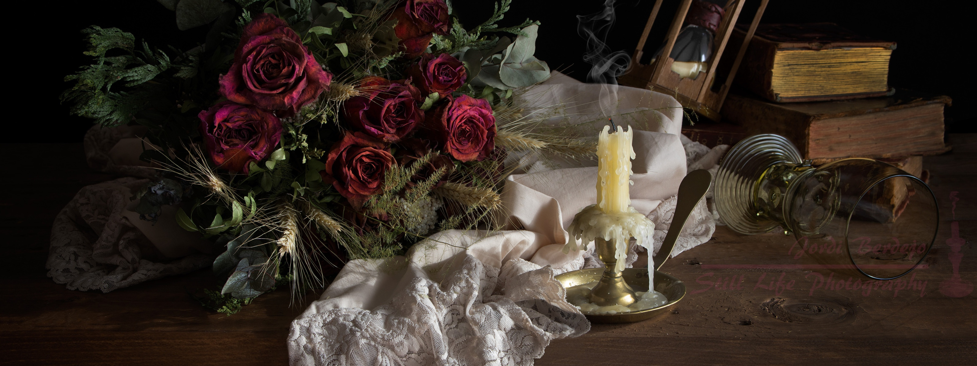 Песня на столе коньяк и свечи догорают. Натюрморт со свечой. Цветы и свечи на столе. Розы и свечи.