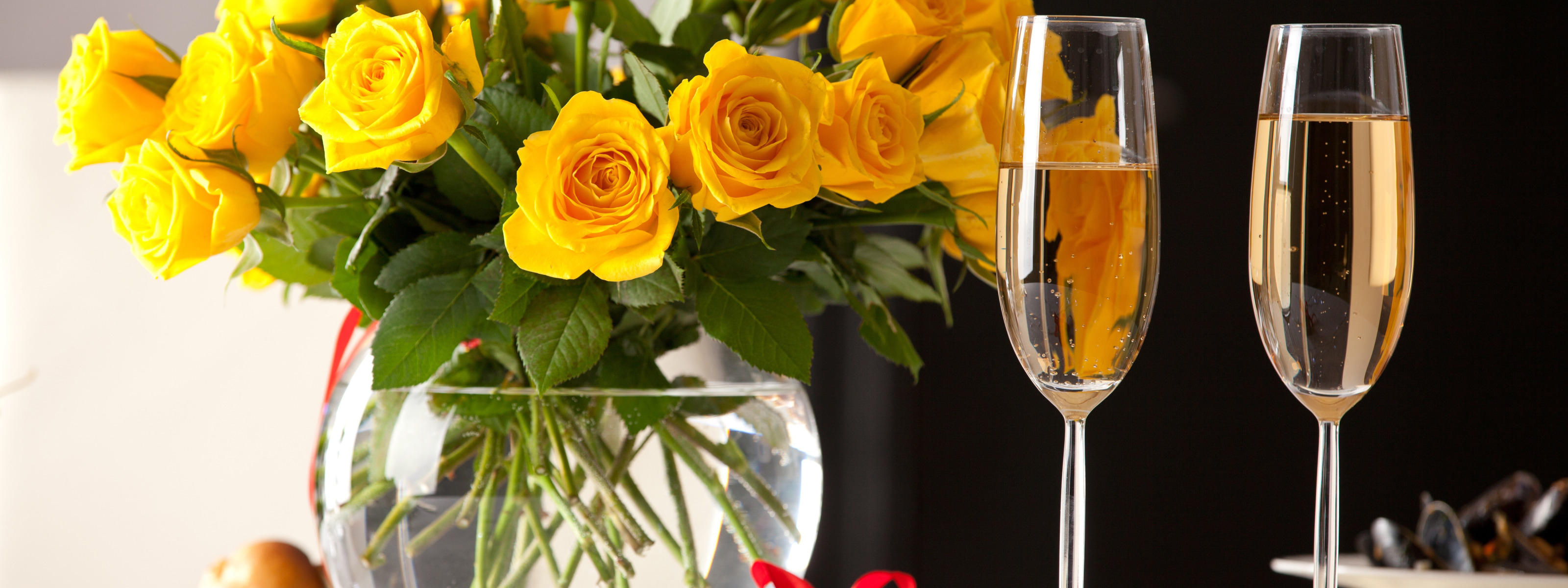 Шампанское и розы 69. Цветы в бокале. Бокалы с шампанским. Цветы и шампанское. Красивые цветы в бокале.