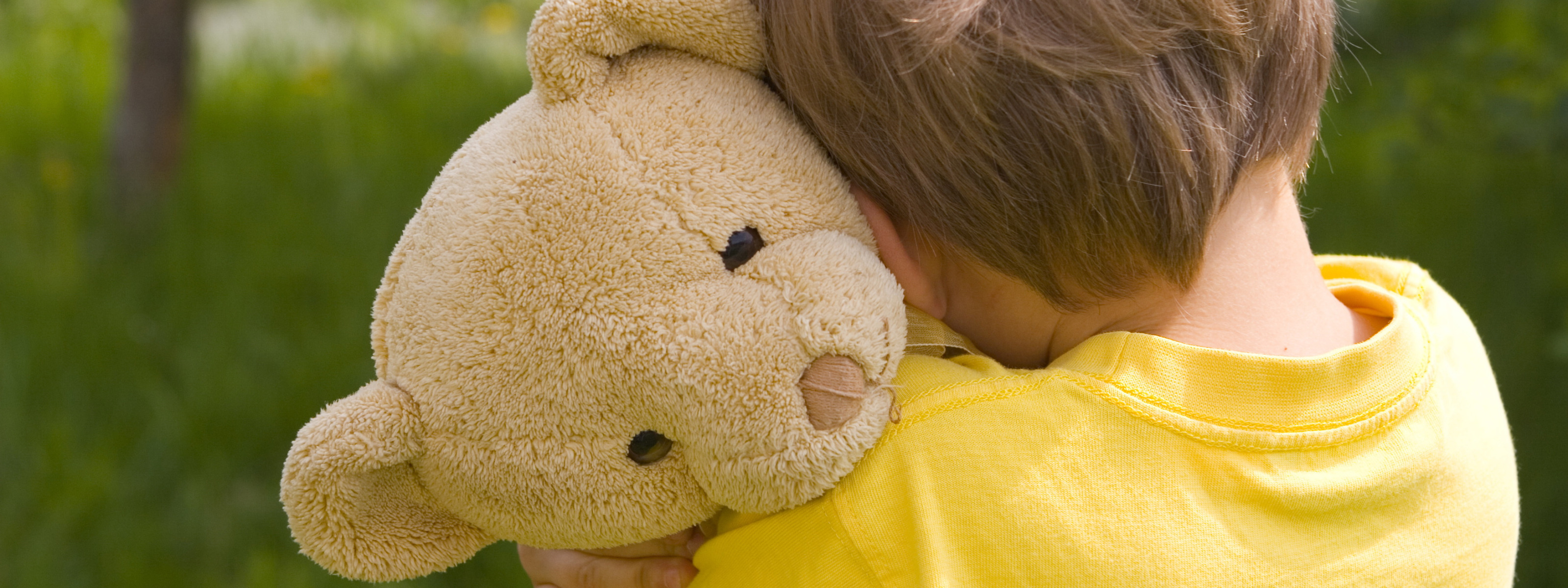 Маленький друг слушать. Ребенок обнимает игрушку. Мягкие игрушки для детей. Ребенок обнимает плюшевого медведя. Мишка для детей.