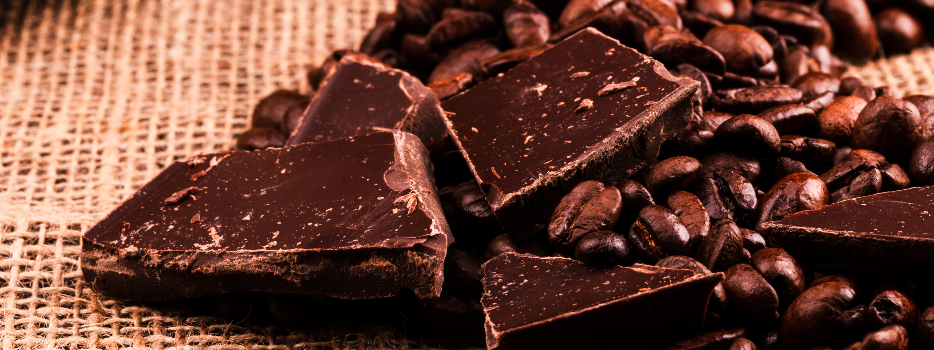 Шоколад столе. Шоколад Горький. Черный шоколад. Шоколад на черном фоне. Фон темный шоколад.