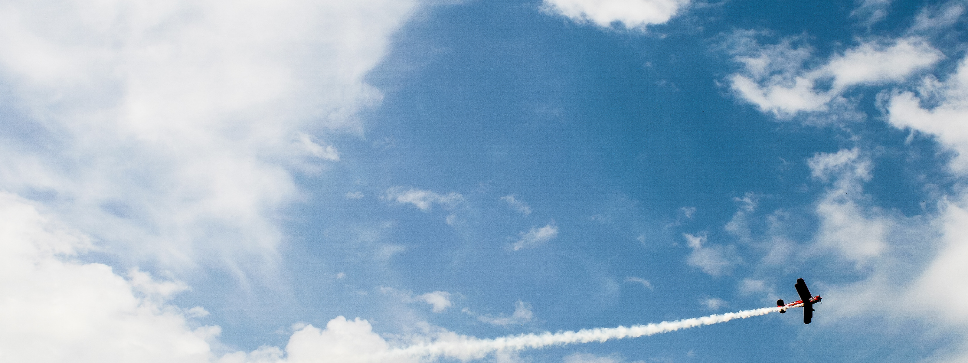 Cloud flight. Самолет шлейф облака. Кукурузник в небе с белым хвостом из облаков.