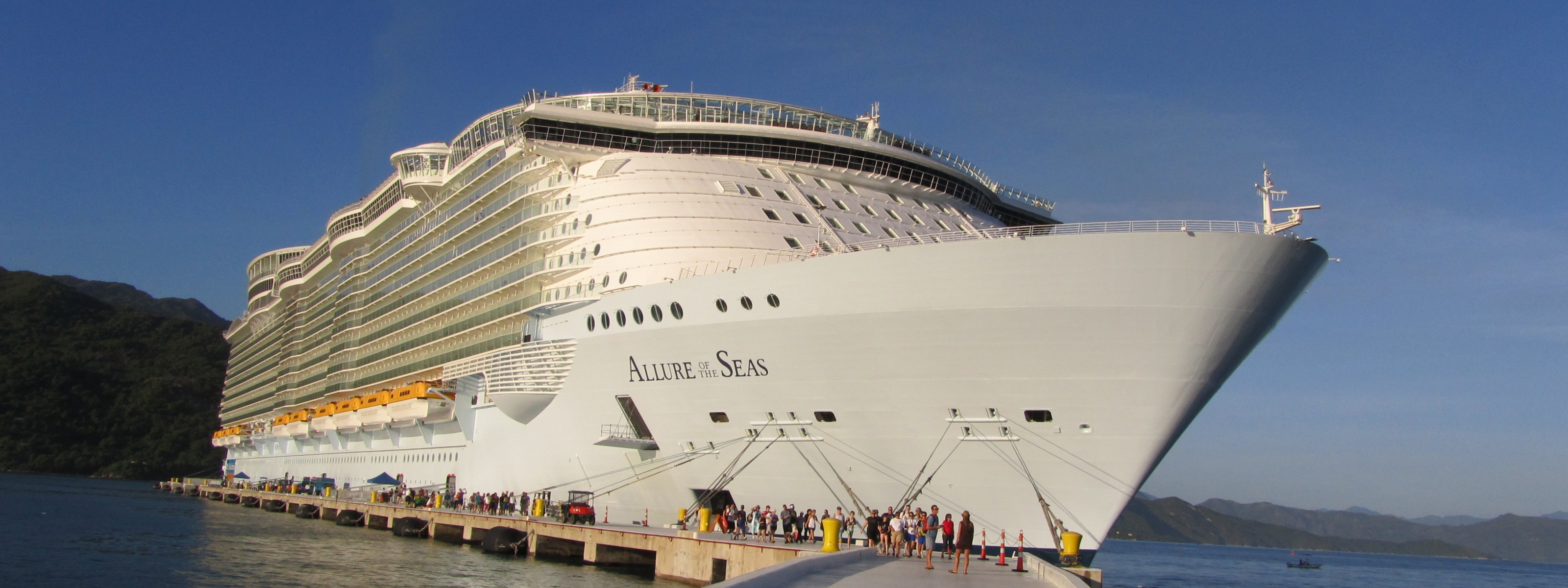 Самый большой лайнер билеты. Круизный лайнер очарование морей. Allure of the Seas Капитан. Самый большой круизный лайнер в мире 2020. Самый большой круизный лайнер в мире 2021.