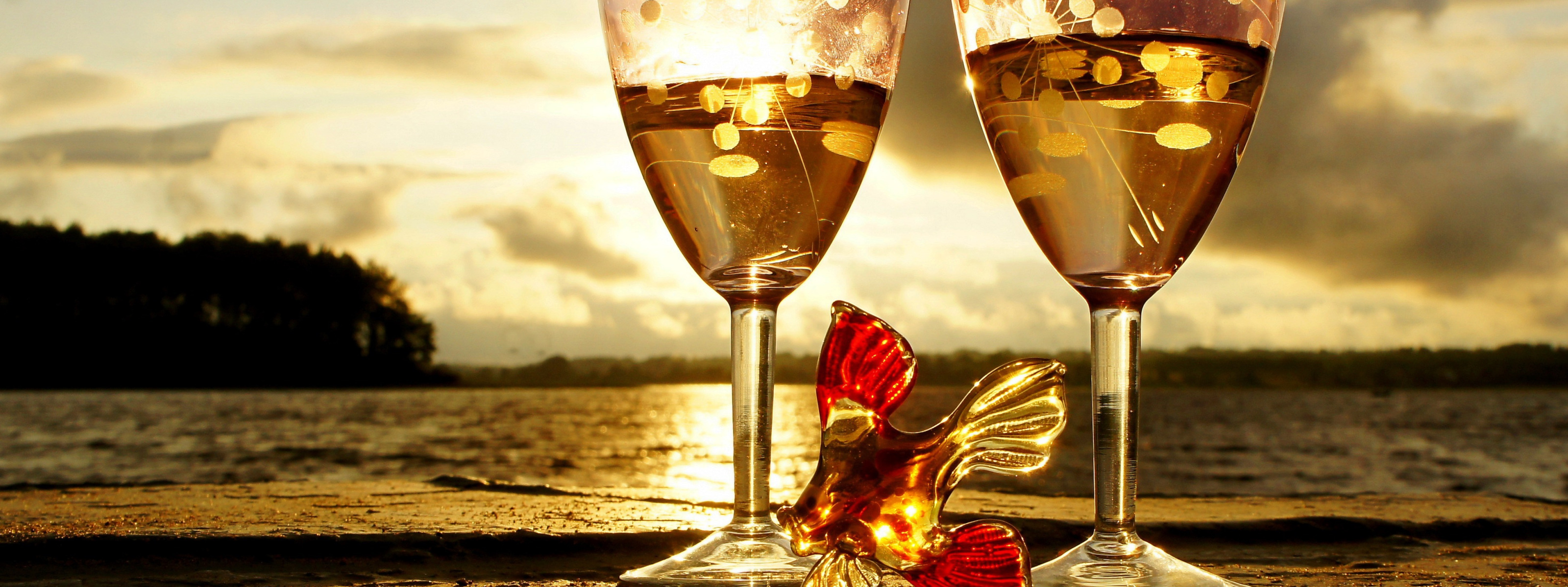 Два бокала вина ремикс. Бокал с вином на фоне моря. Бокал вина на море. Шампанское на фоне моря. Солнце в бокале.