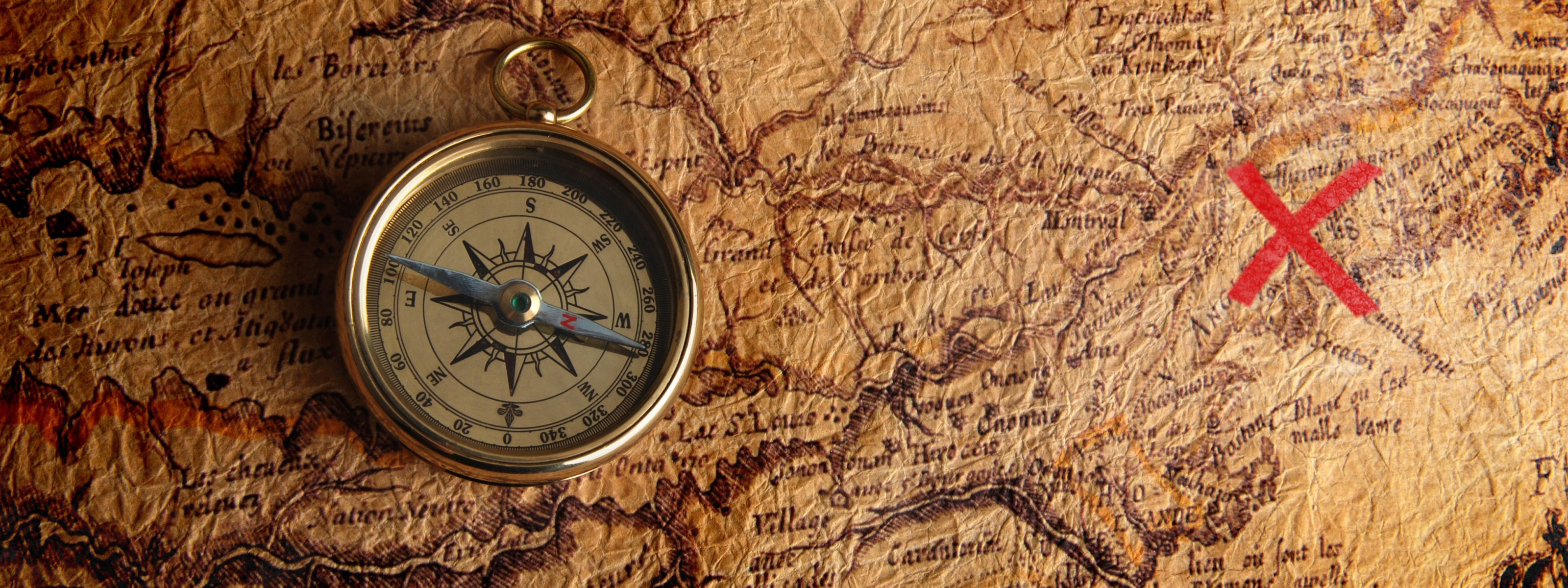 Включи компас на клад. Старинный компас. Компас на карте. Древний компас. Старинная карта с компасом.