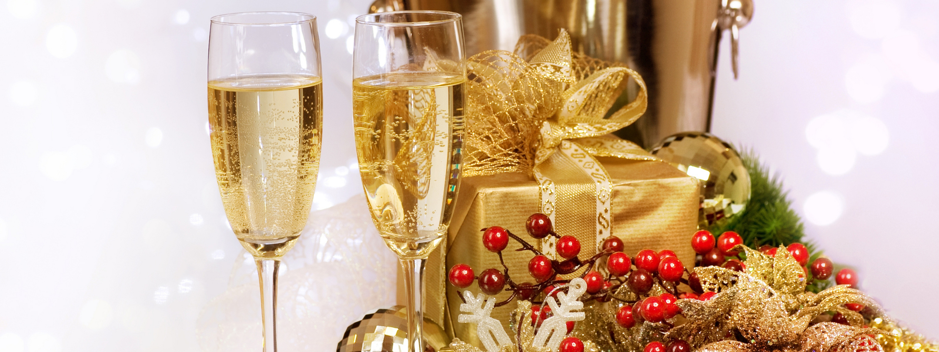 Новогодние украшения бокалов шампанского