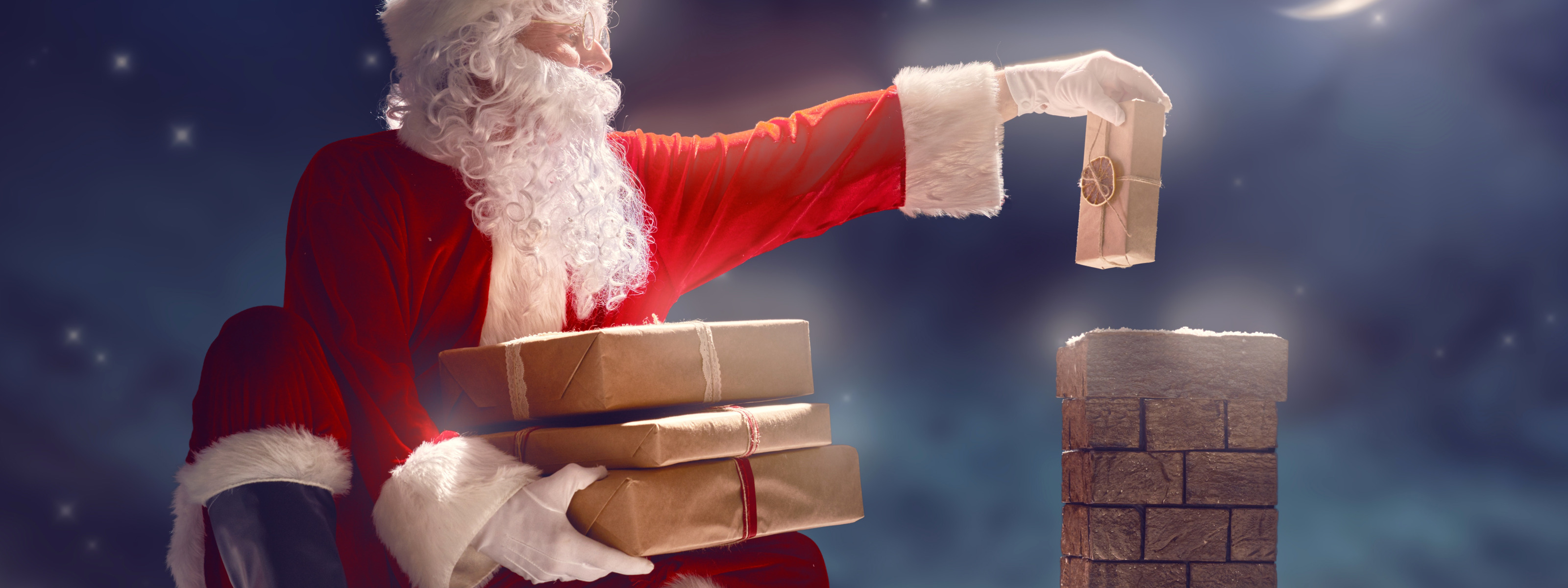 Санта в дымоходе. Тайный Санта. Тайный дед Мороз. Санта с подарками. Киньте подарок