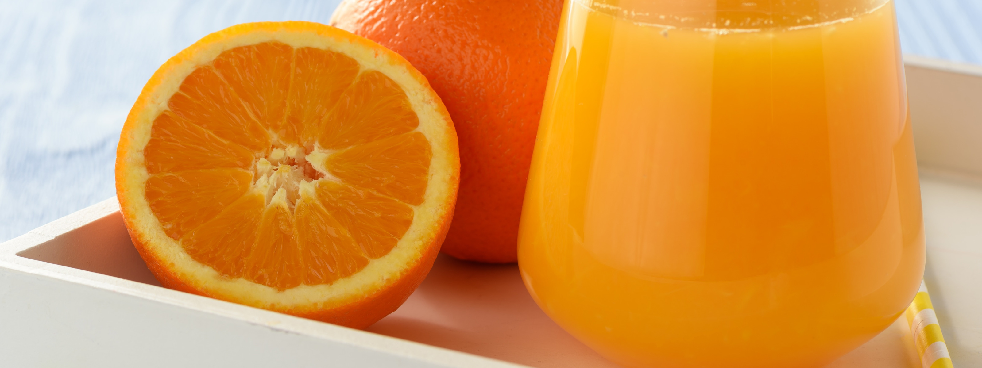 Виноградно апельсиновый сок. Апельсиновый сок. Апельсиновый Фреш. Апельсины для сока. Апельсины и апельсиновый сок.