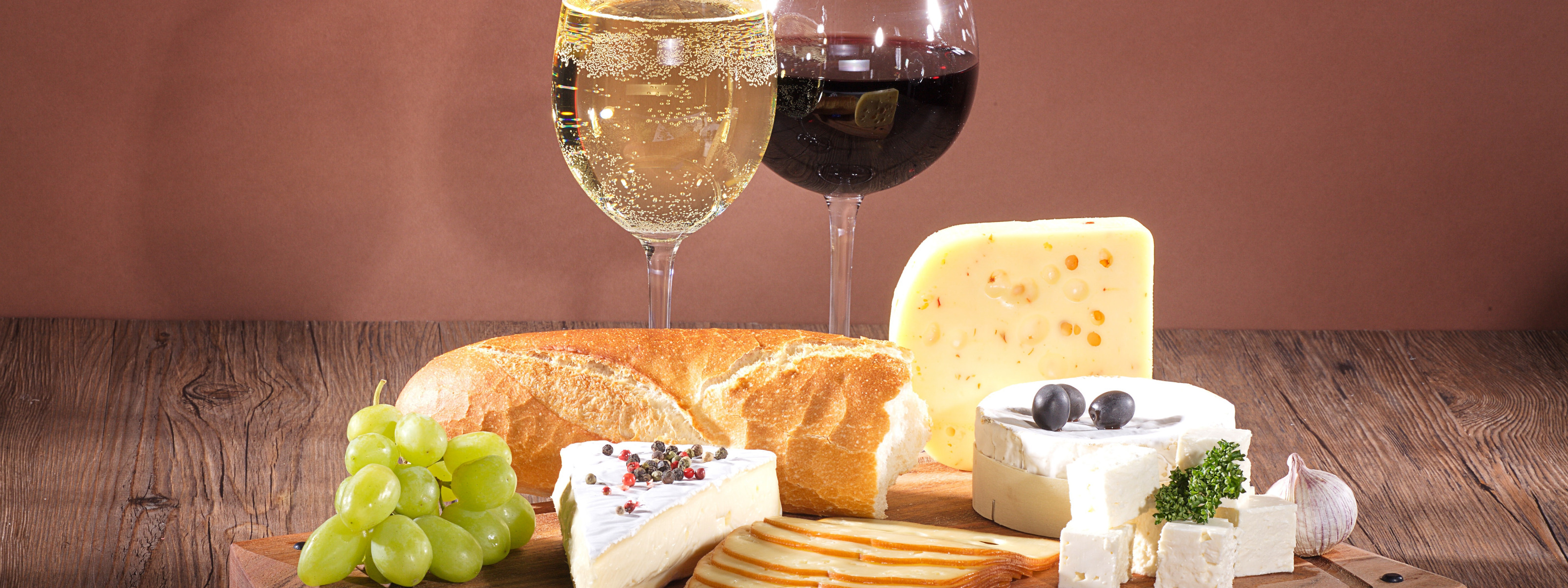 Сыр вино санкт петербург. Вино и сыр. Вино и сырная тарелка. Хлеб вино виноград. Дегустация вина и сыра.