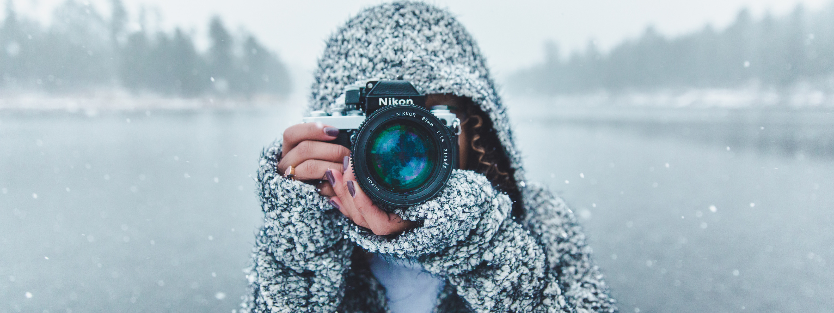 Какую зимнюю камеру выбрать. Люди зимы. Молодой человек с фотоаппаратом. Парень зимой. Зимняя фотосессия на улице.