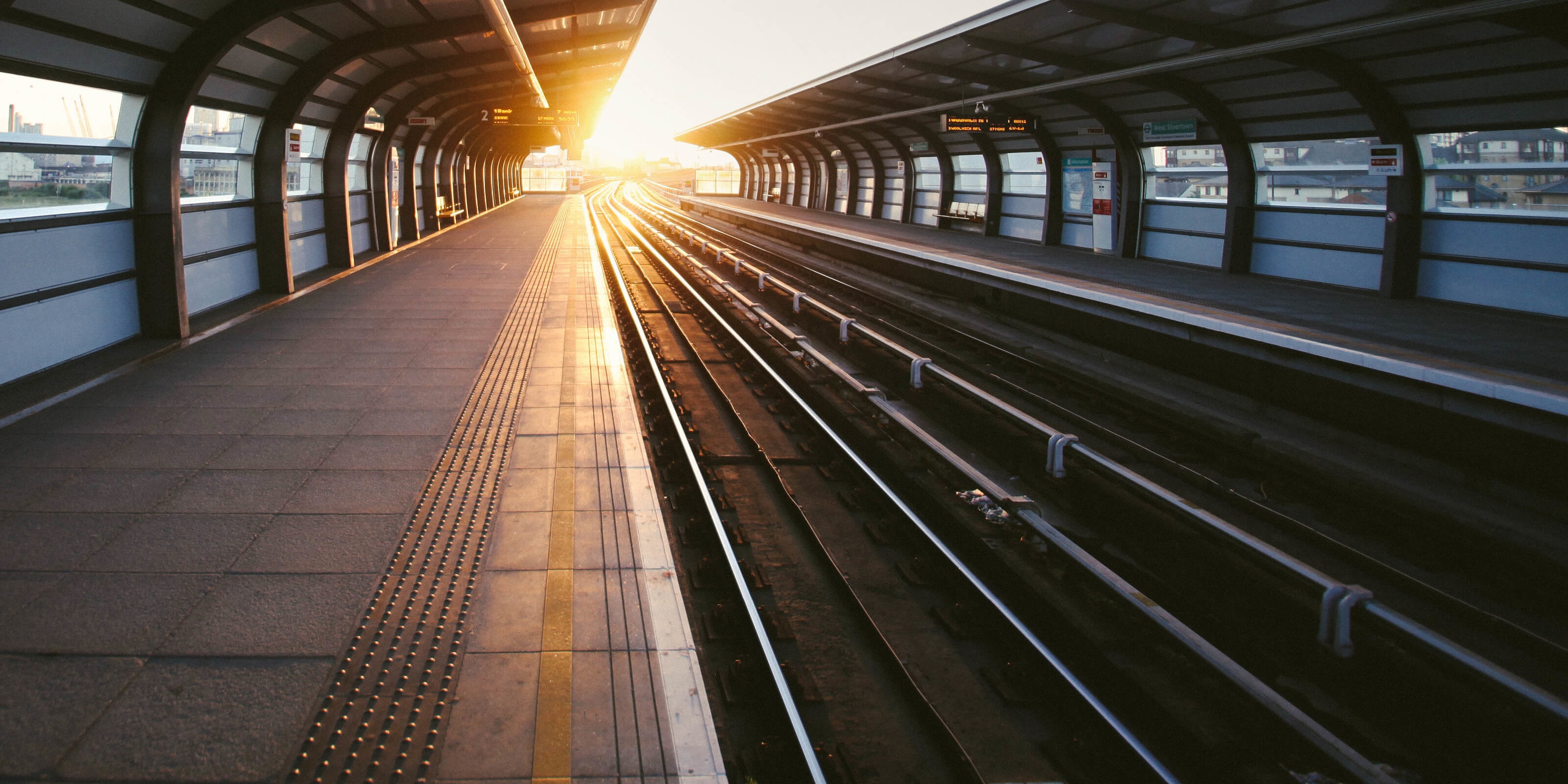 Поездная станция. Платформа поезда. Станция жд станция перрон. Перрон платформа. Ярославский вокзал фото перрона.