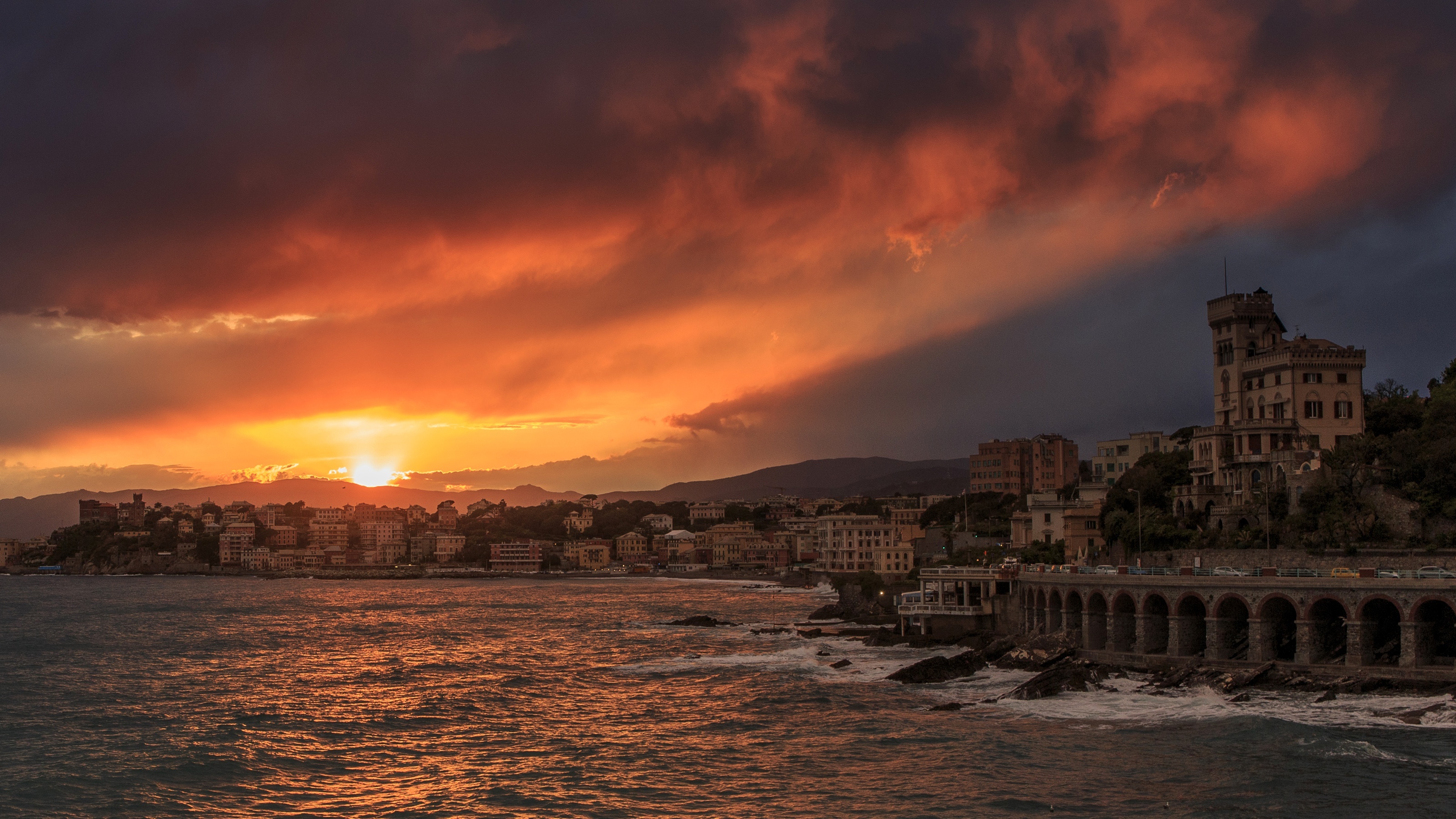 Скачать обои море, небо, побережье, дома, Италия, зарево, Liguria, Genoa,  раздел пейзажи в разрешении 3200x1800