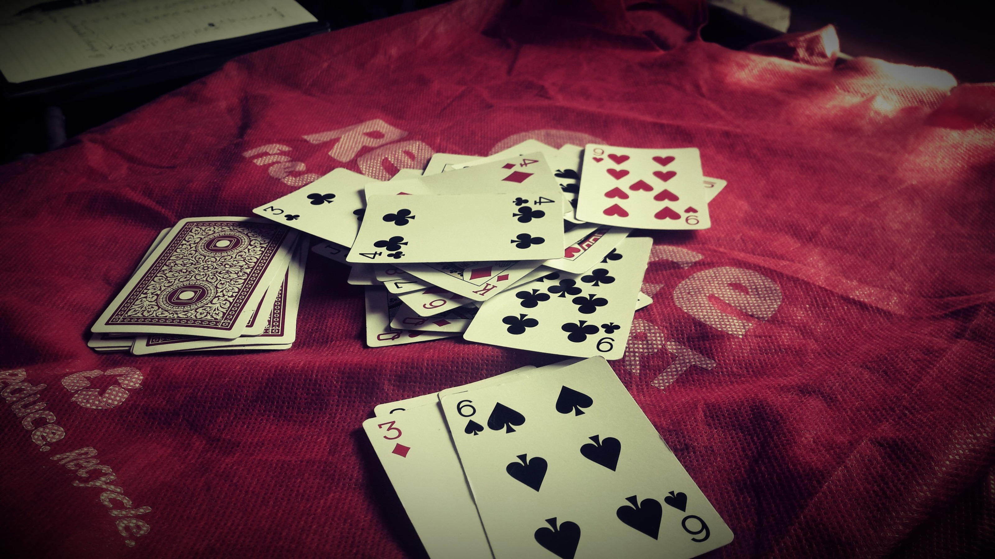 Игральные карты. Карточный стол. Стол для карточных игр. Азартная карточная игра. Игры в карты одной колодой