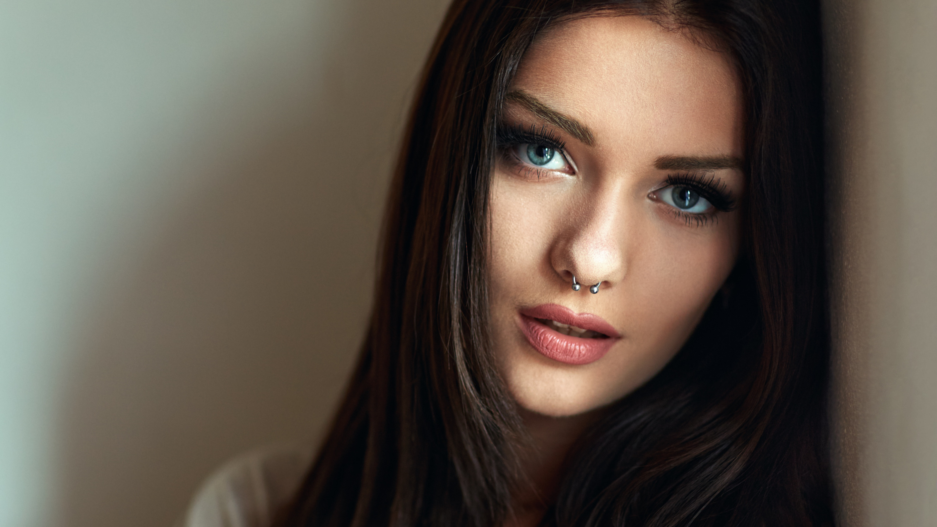 Seductive eyes. Seductive eyes. Seductive eyes. Взгляд женщины. Брюнетка с голубыми глазами.