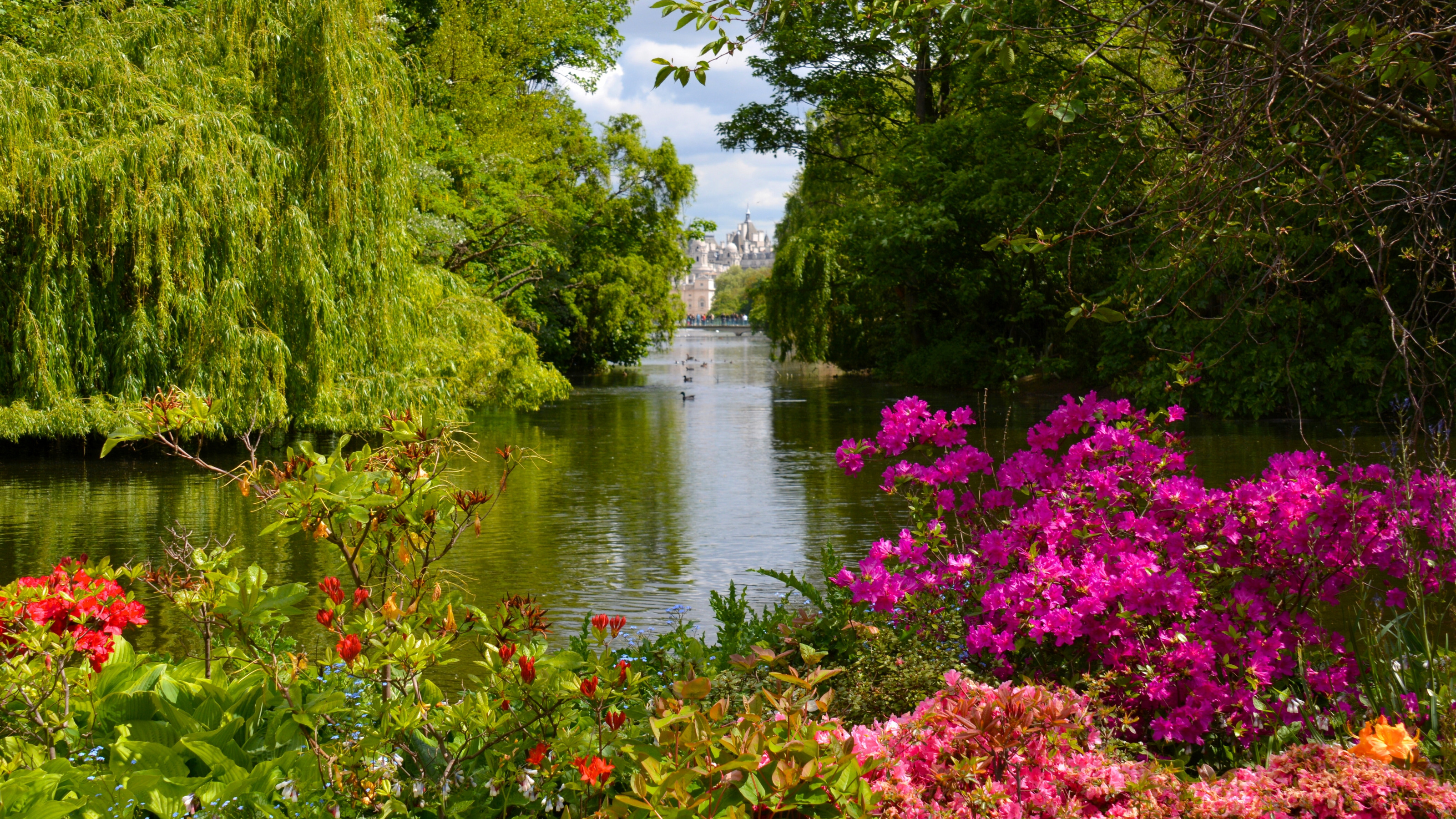 Прекрасный парк. Сент-Джеймсский парк. St James Park London. Сант Джеймс парк озеро. Лондон сент Джеймс озеро.