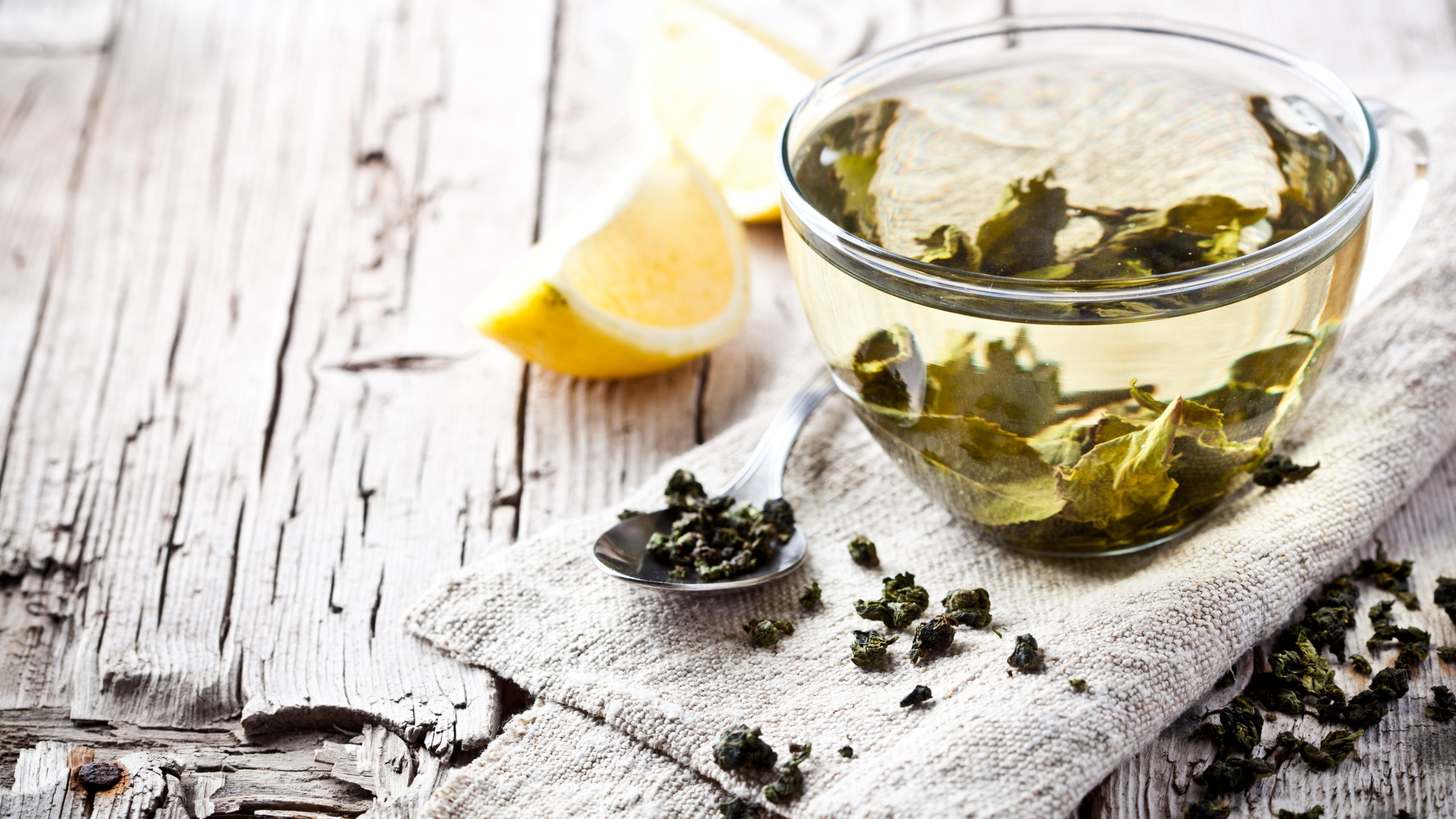 Двое пили зеленый. Зеленый чай. Красивый чай. Зеленый чай с лимоном. Чайный лист.