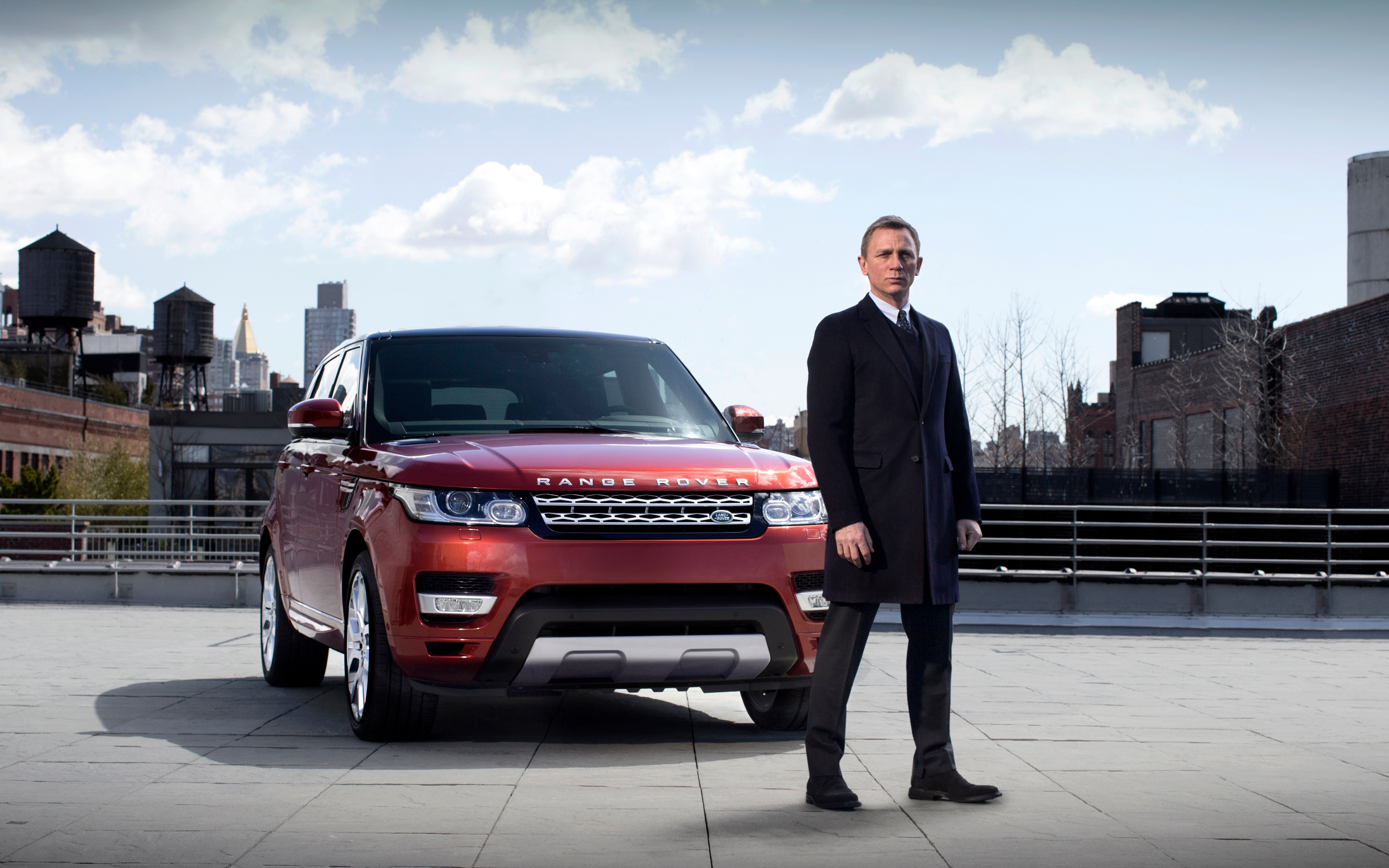 Человек на фоне машины. Джеймс Рендж Ровер. Range Rover 2014. Рендж Ровер из Джеймса Бонда. Range Rover Sport с владельцем.