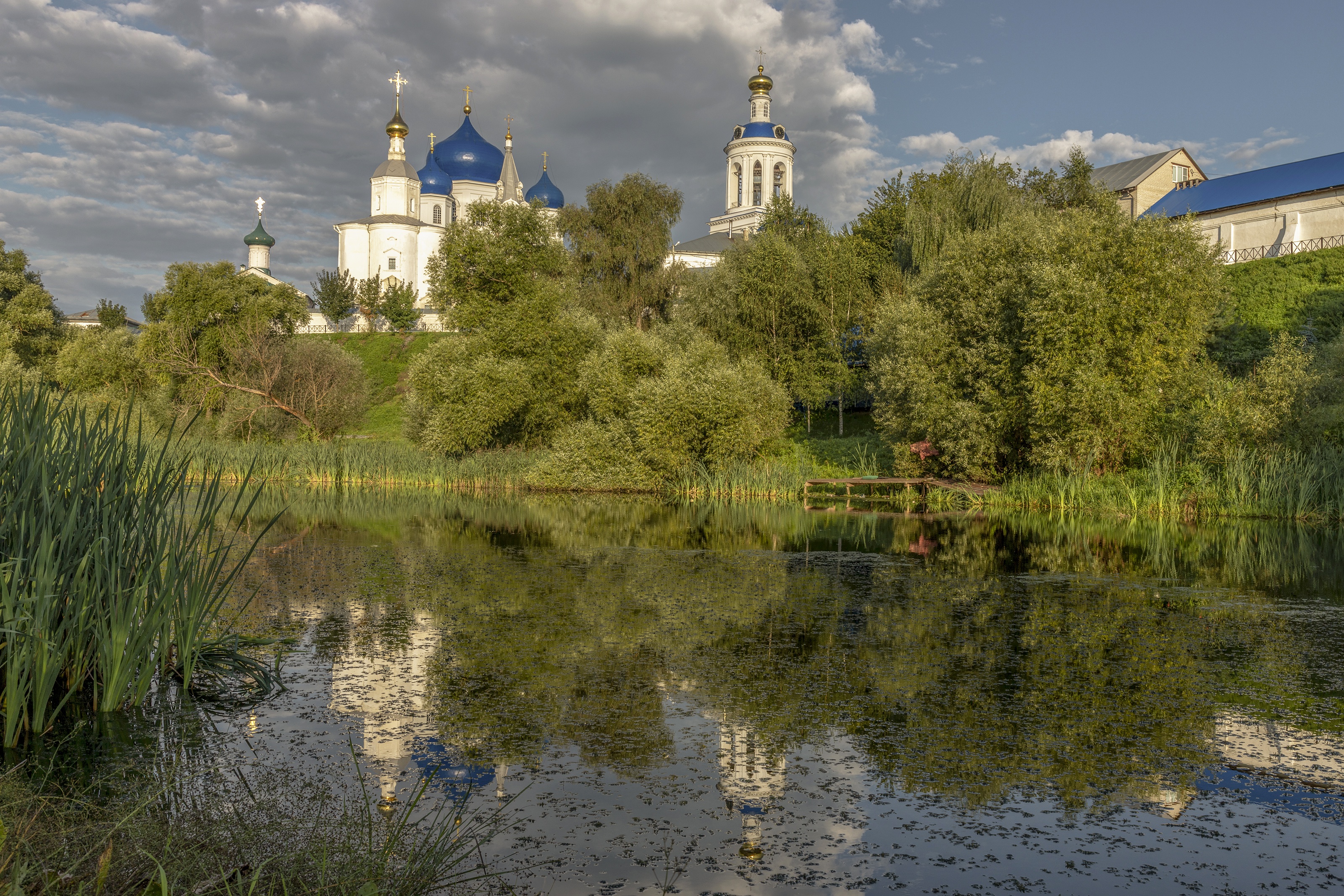 Село монастырь. Оптина пустынь пруд. Обустроили пруд у монастыря Коломна. Солнечногорск архитектура. Татьяны Боголюбово фото.