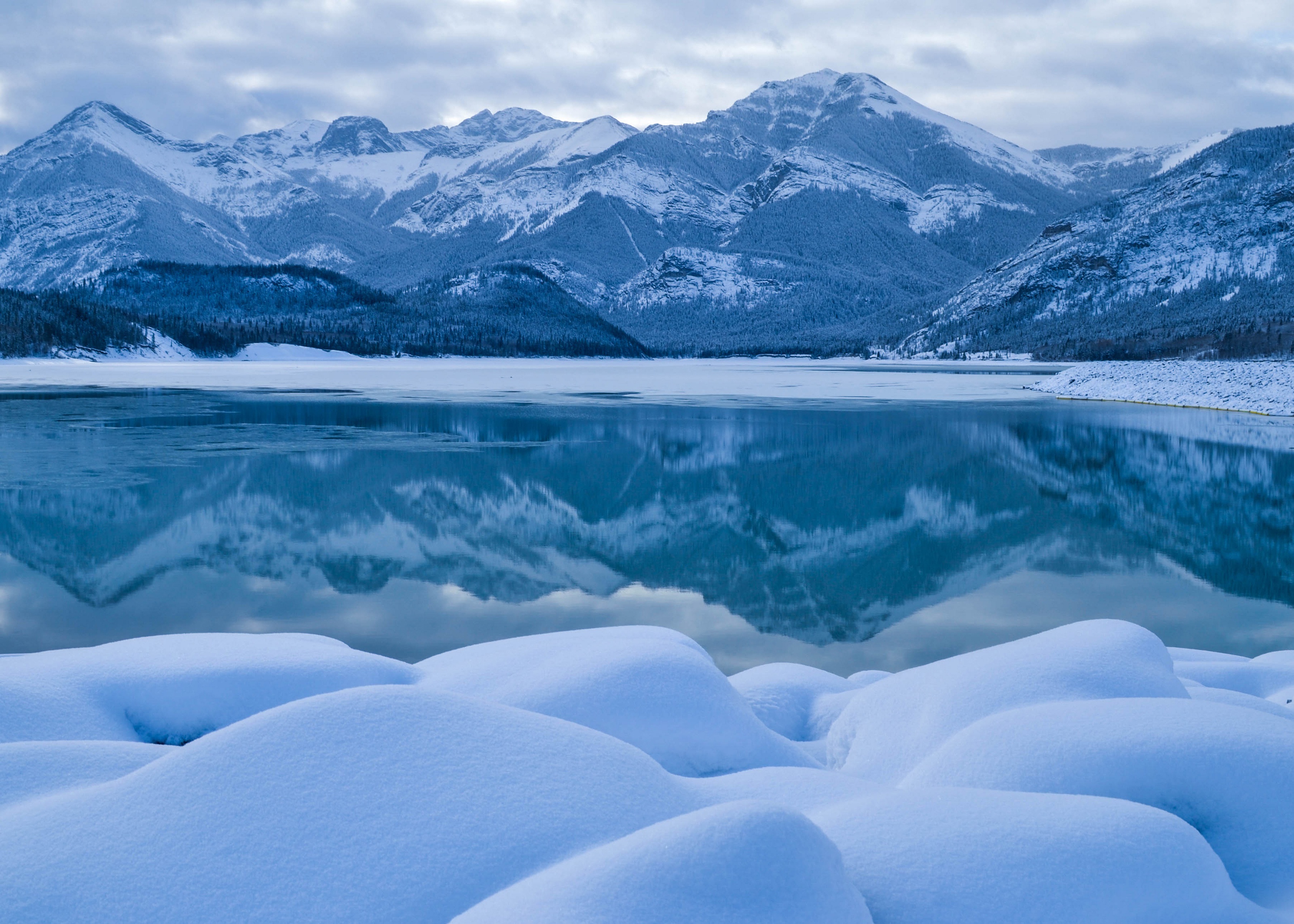 Природа снег и лед. Элизабет Эдмондсон Ледяное озеро. Зимние горы. Горы снег озеро. Горы озеро зима.