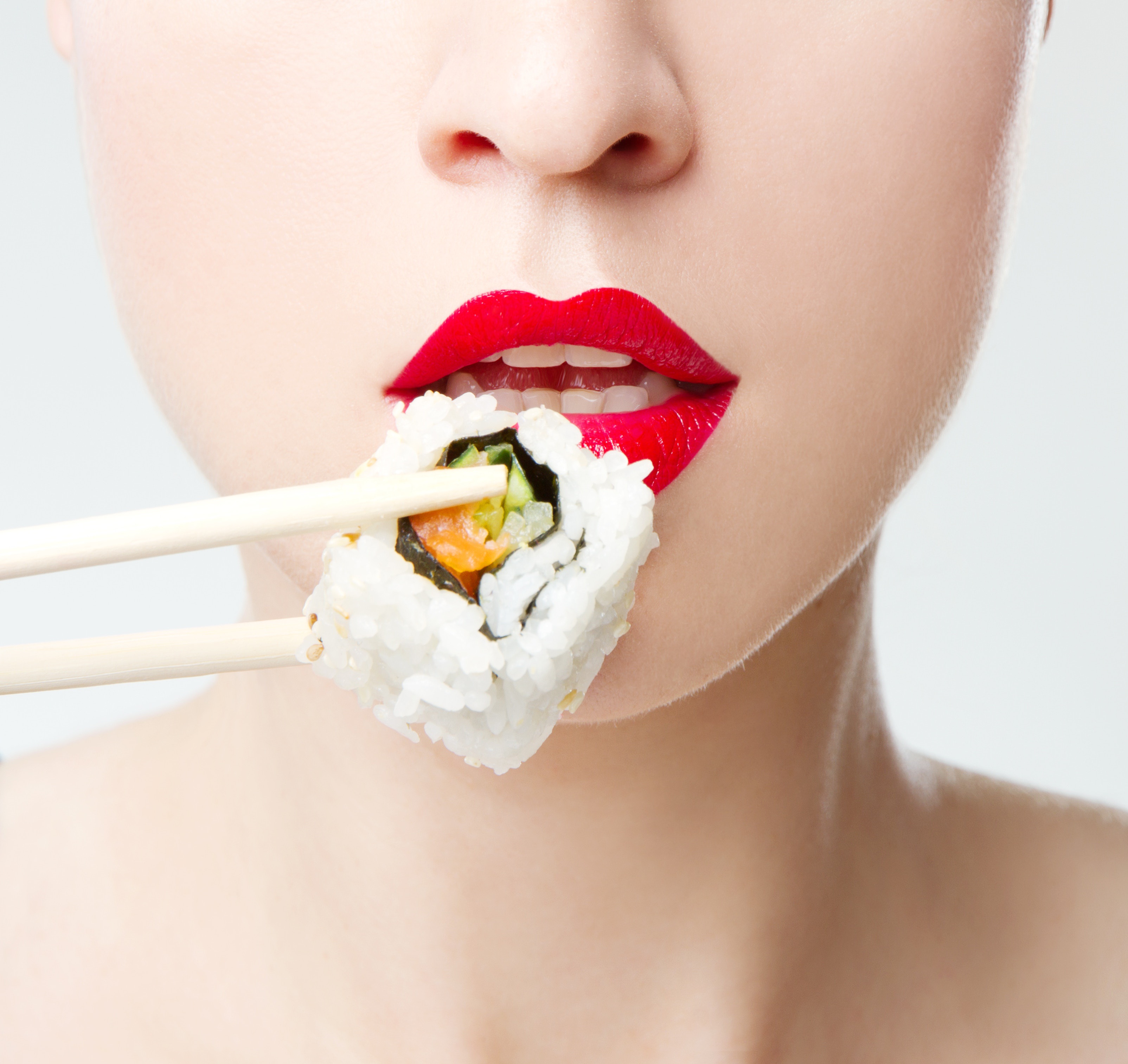 Девушка есть суши. Суши и роллы. Суши роллы девушка. Девушка ест суши. Девушка кушает роллы.