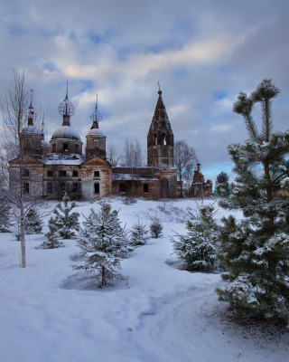 Деревянная Церковь в снегу