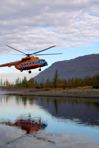 Вертолеты над озером. Вертолет в тайге. Вертолет над озером. Ми 8 в горах. Ми 8 в лесу.
