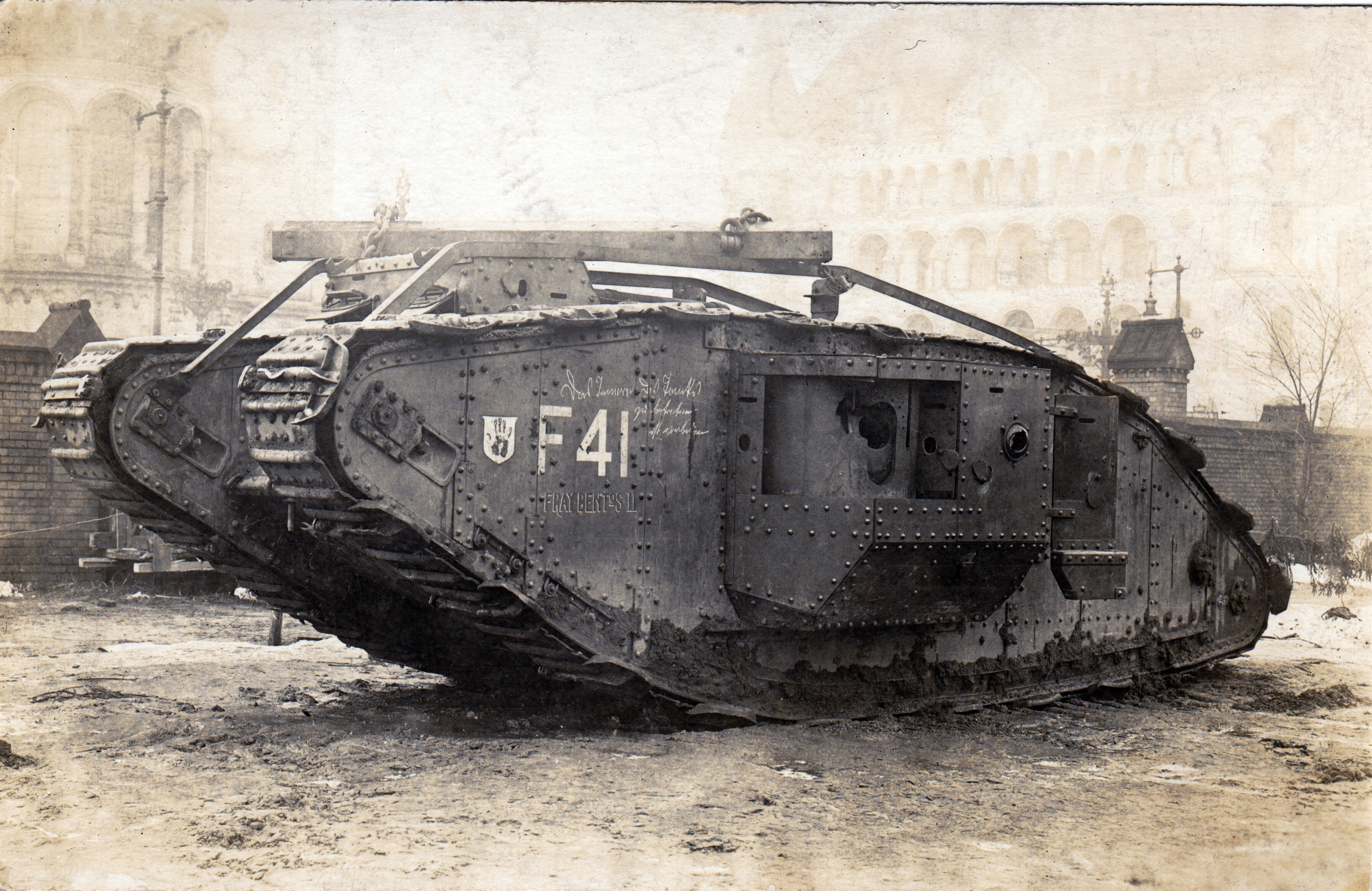 Wo tank. Танки первой мировой войны 1914-1918. Танк первой мировой войны. Первый танк в первой мировой войне.