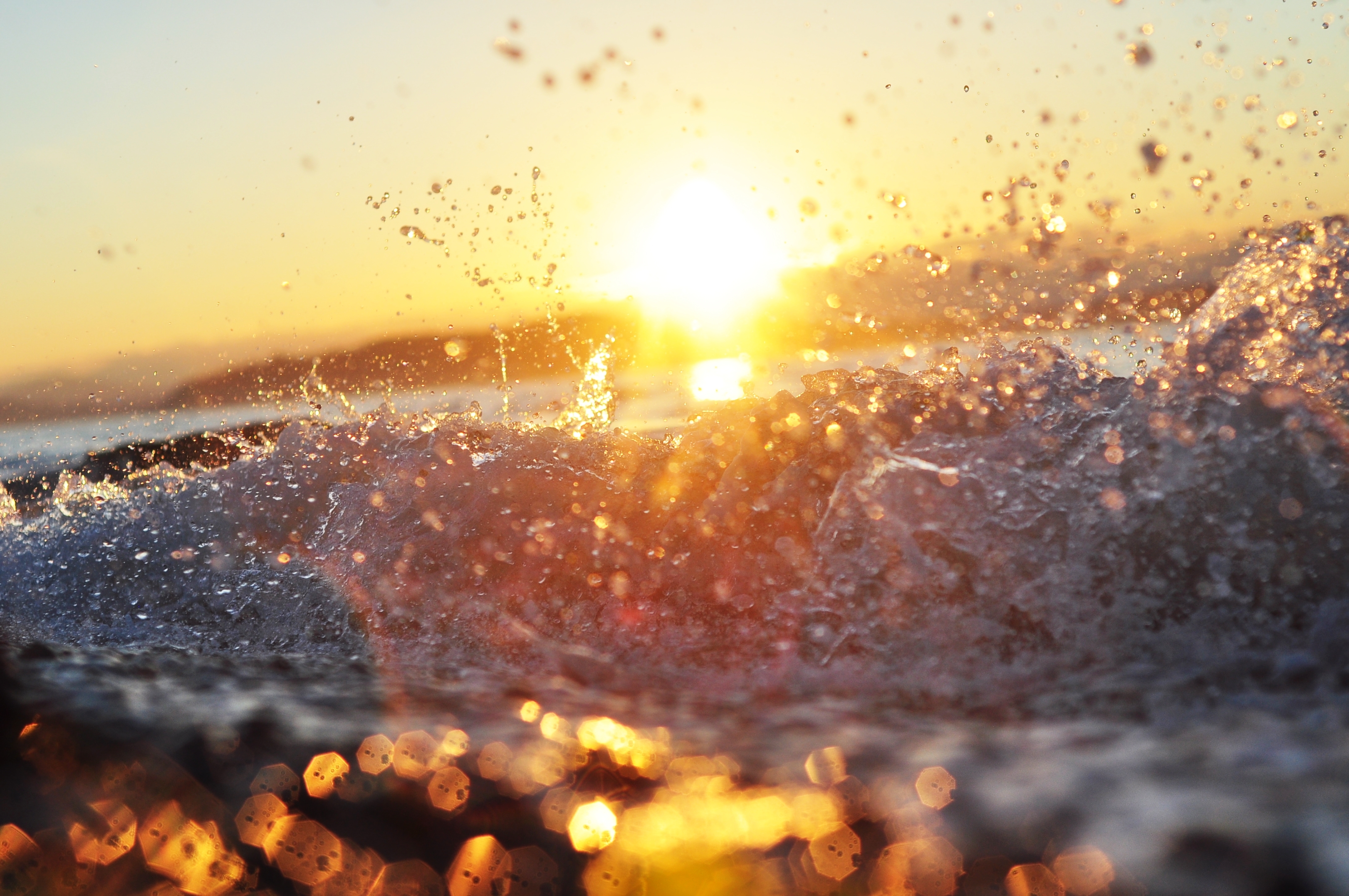 Воду греет солнце. Солнечные блики на воде. Солнце и вода. Блики солнца на воде. Брызги солнца.