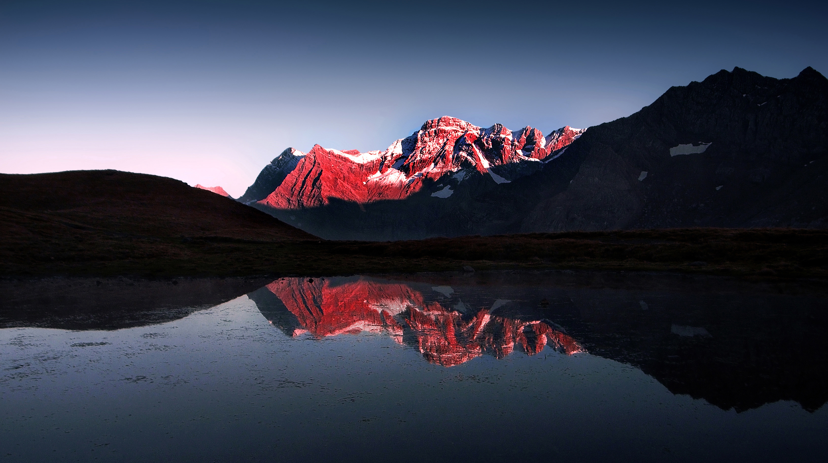 Обои на 10 4. Озеро в горах. Красная гора. Горы с красным оттенком. Бордовые горы.